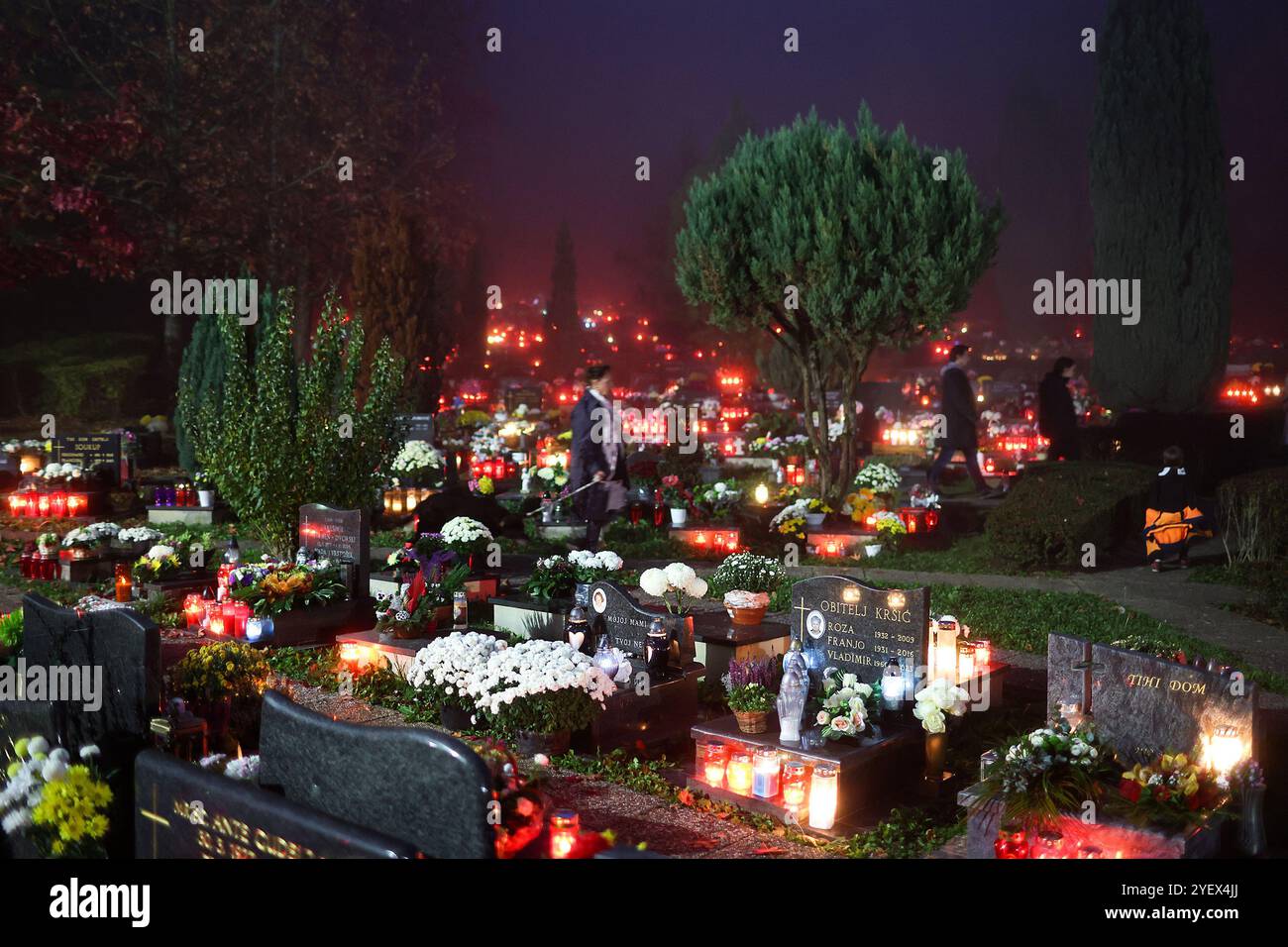 Zagreb, Croatie. 01 novembre 2024. Les gens visitent les tombes dans la soirée au cimetière de Mirogoj à l'occasion de la Toussaint, à Zagreb, Croatie, le 1er novembre 2024. Photo : Goran Stanzl/PIXSELL crédit : Pixsell/Alamy Live News Banque D'Images