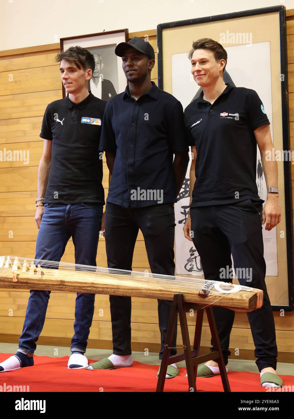 Yono, Japon. 1er novembre 2024. Les cyclistes participent Saitama Criterium (G-d) Ramon Bardet, Biniam Girmay et Jasper Philipsen tentent de jouer du koto, harpe japonaise à l'Université Saitama à Yono, banlieue de Tokyo le vendredi 1er novembre 2024, la veille du Saitama Criterium. (Photo de Yoshio Tsunoda/AFLO) crédit : Aflo Co. Ltd./Alamy Live News Banque D'Images