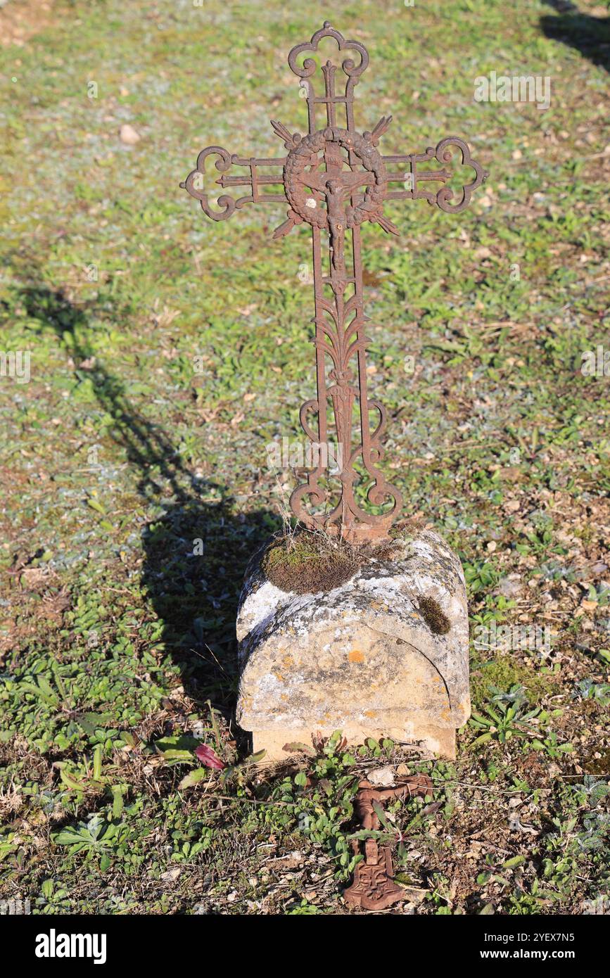 Cimetière de campagne le jour de la Toussaint. Culte et mémoire des morts. Périgord, Dordogne, Nouvelle Aquitaine, France, Europe. Photo de Hugo Martin. Banque D'Images