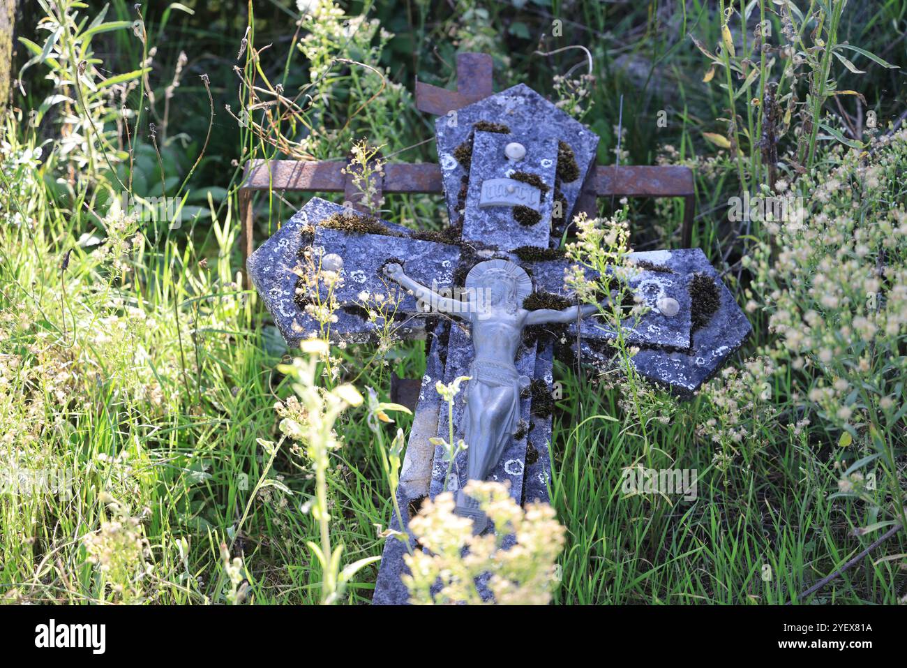 Cimetière de campagne le jour de la Toussaint. Culte et mémoire des morts. Périgord, Dordogne, Nouvelle Aquitaine, France, Europe. Photo de Hugo Martin. Banque D'Images