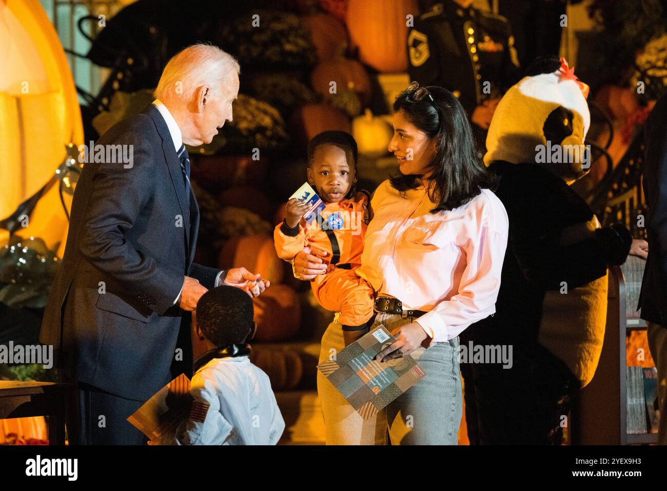 Washington, États-Unis. 30 octobre 2024. U. Le président Joe Biden et la première dame Jill Biden distribuent des bonbons et des livres à ceux qui célèbrent Halloween au Portique sud de la Maison Blanche, le 30 octobre 2024, à Washington, DC crédit : Aubrey Gemignani/NASA photo/Alamy Live News Banque D'Images