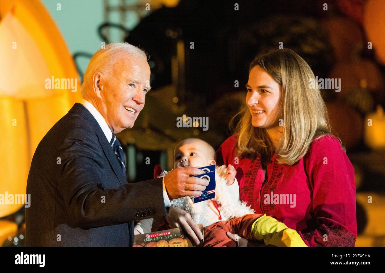 Washington, États-Unis. 30 octobre 2024. U. Le président Joe Biden distribue des bonbons et des livres à des artisans célébrant Halloween au Portique Sud de la Maison Blanche, le 30 octobre 2024, à Washington, DC crédit : Aubrey Gemignani/NASA photo/Alamy Live News Banque D'Images