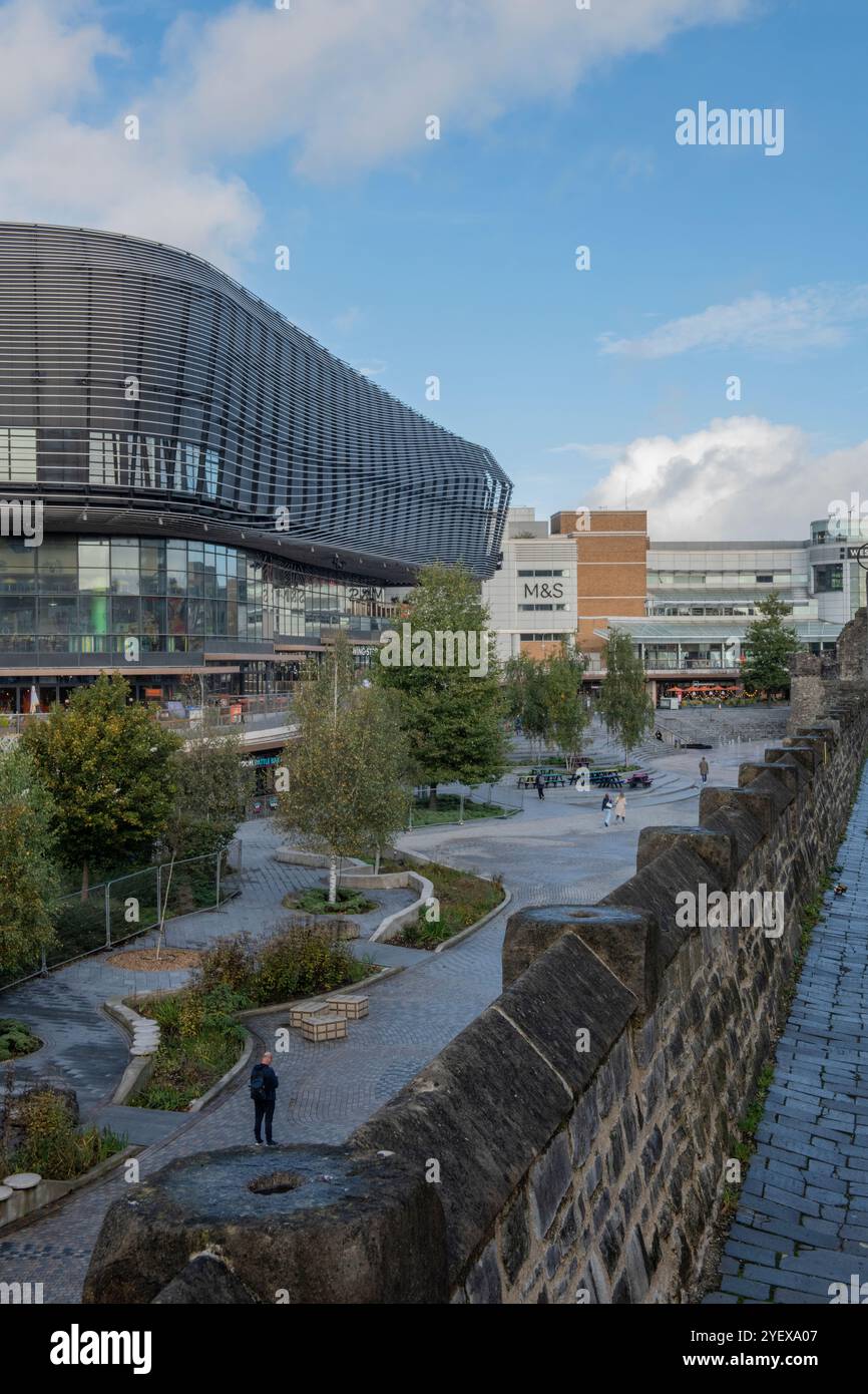 Southampton West Quay centre commercial depuis les remparts de la vieille ville dans le centre-ville de Southampton, Hampshire, Royaume-Uni Banque D'Images