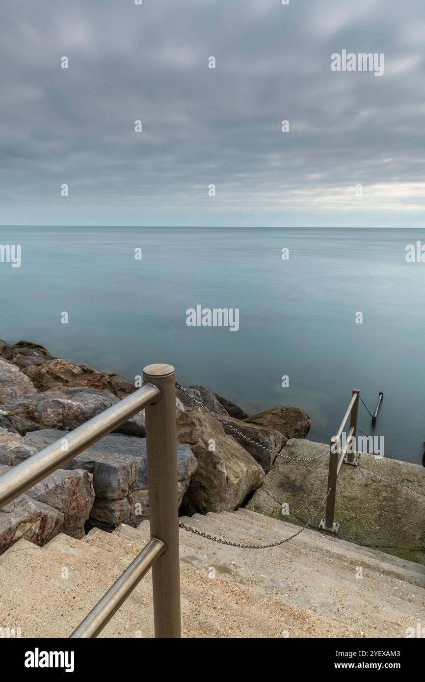 Marches en pierre menant à la mer à Steephill Cover près de Ventnor sur la côte de l'île de Wight, Royaume-Uni. Littoral de l'île de Wight. Banque D'Images
