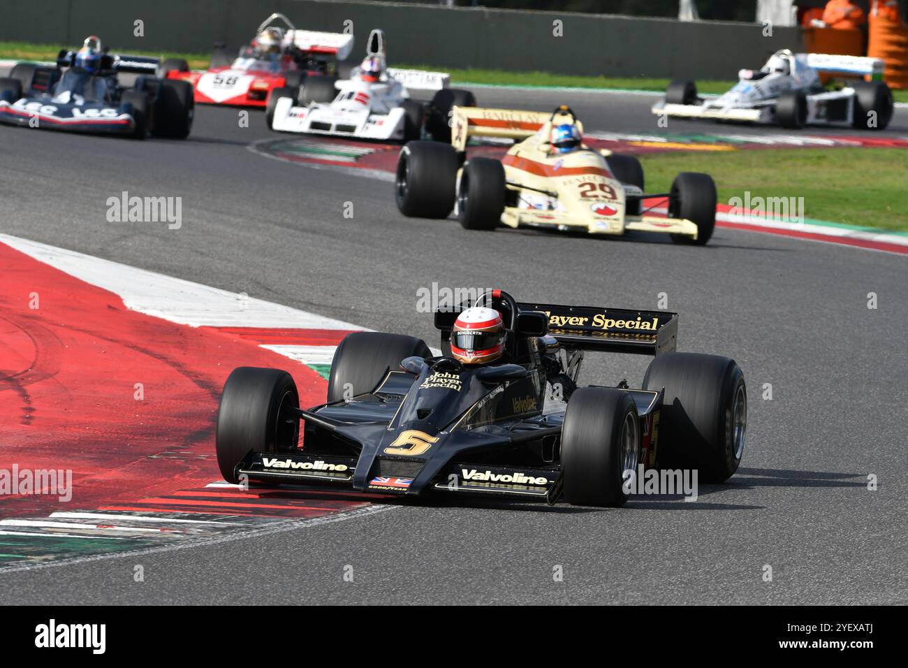 Scarperia, Italie - 12 octobre 2024 : Lotus 78 de l'année 1977 ex Gunnar Nilsson et Mario Andretti conduisent par inconnu en action pendant la séance d'entraînement à Banque D'Images