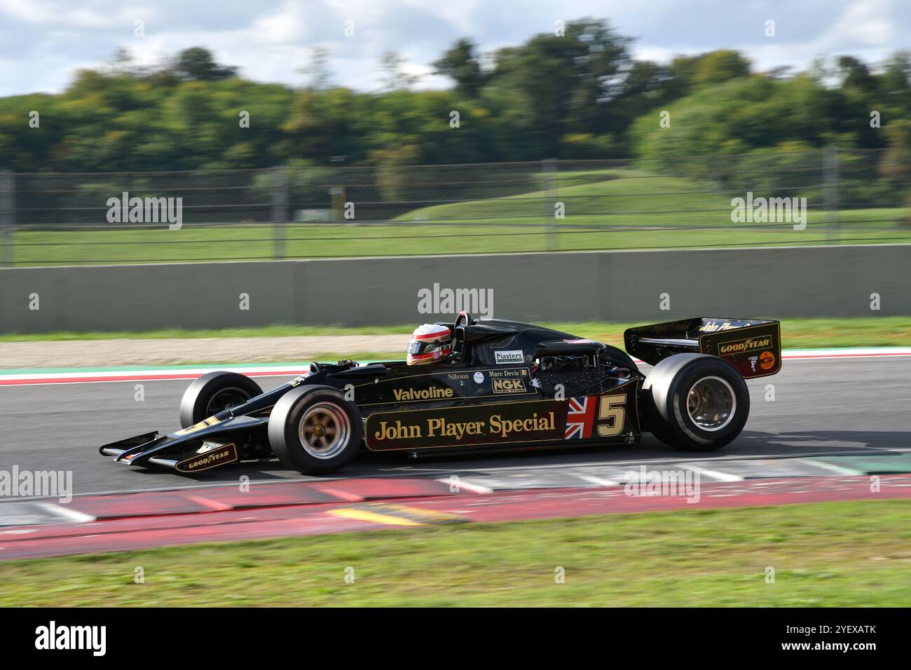 Scarperia, Italie - 12 octobre 2024 : Lotus 78 de l'année 1977 ex Gunnar Nilsson et Mario Andretti conduisent par inconnu en action pendant la séance d'entraînement à Banque D'Images