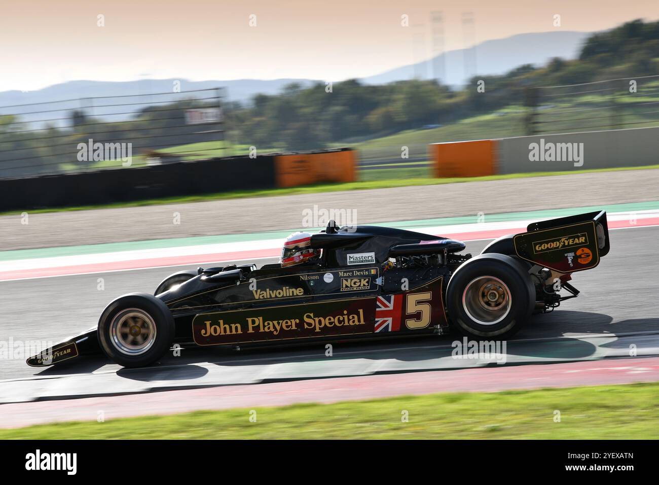 Scarperia, Italie - 12 octobre 2024 : Lotus 78 de l'année 1977 ex Gunnar Nilsson et Mario Andretti conduisent par inconnu en action pendant la séance d'entraînement à Banque D'Images