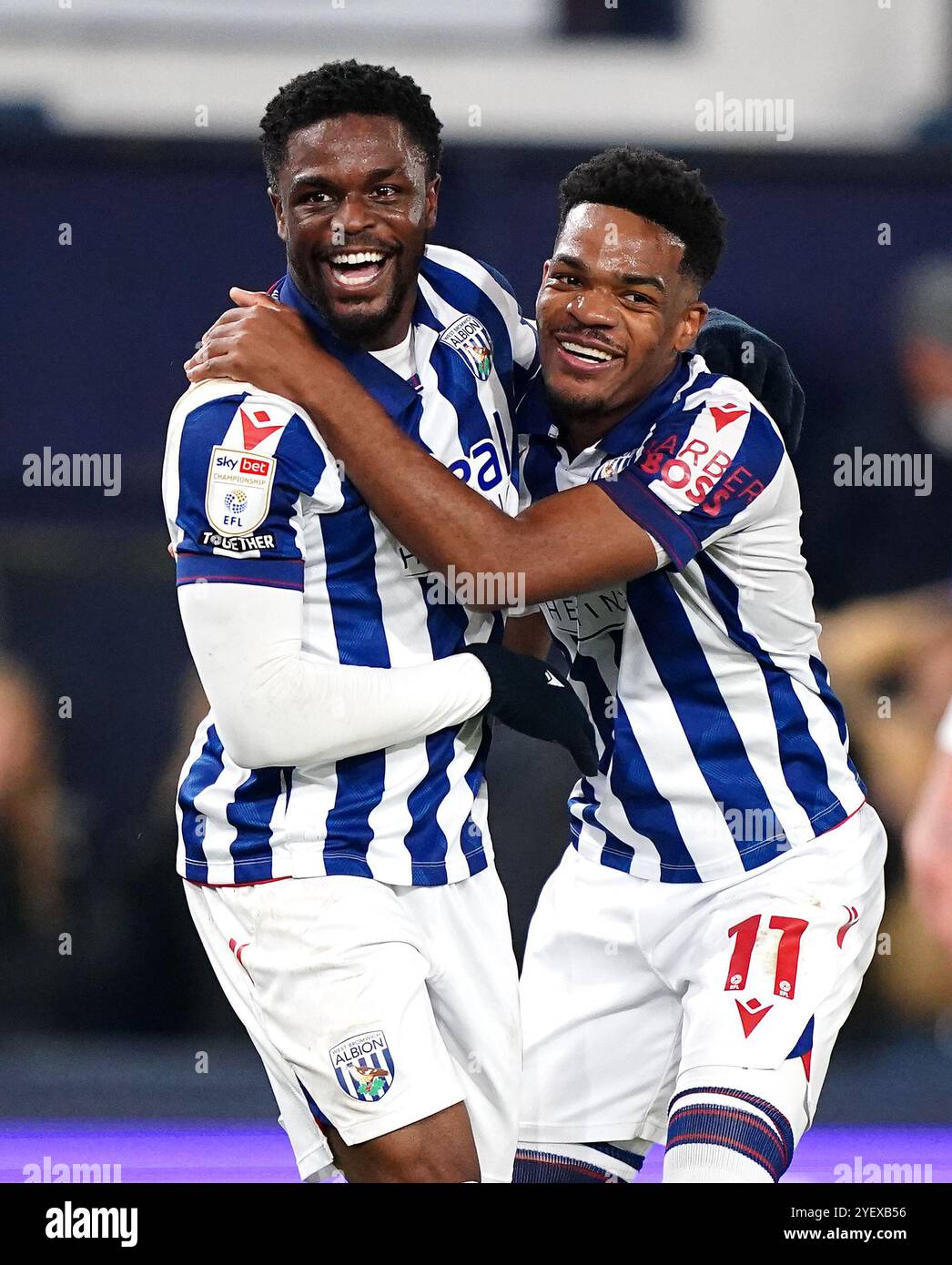 Josh Maja de West Bromwich Albion (à gauche) célèbre avoir marqué le premier but de son équipe avec son coéquipier Grady Diangana lors du Sky Bet Championship match à Kenilworth Road, Luton. Date de la photo : vendredi 1er novembre 2024. Banque D'Images
