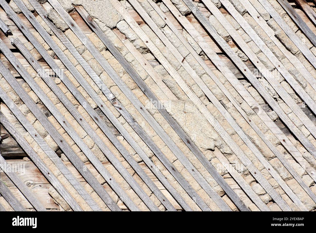 la texture du mur d'une maison avec du bois et du sol avec du sable Banque D'Images