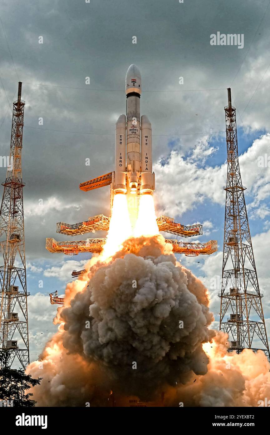 Le décollage du LVM3 M4 Chandrayaan-3 d’une rampe de lancement au Centre spatial Satish Dhawan, à Sriharikota, en Inde, par l’Organisation indienne de recherche spatiale (ISRO) a marqué une étape historique dans leur exploration de la Lune. Photographie prise le 14 juillet 2023. Crédit : Futuras Fotos / ISRO Banque D'Images
