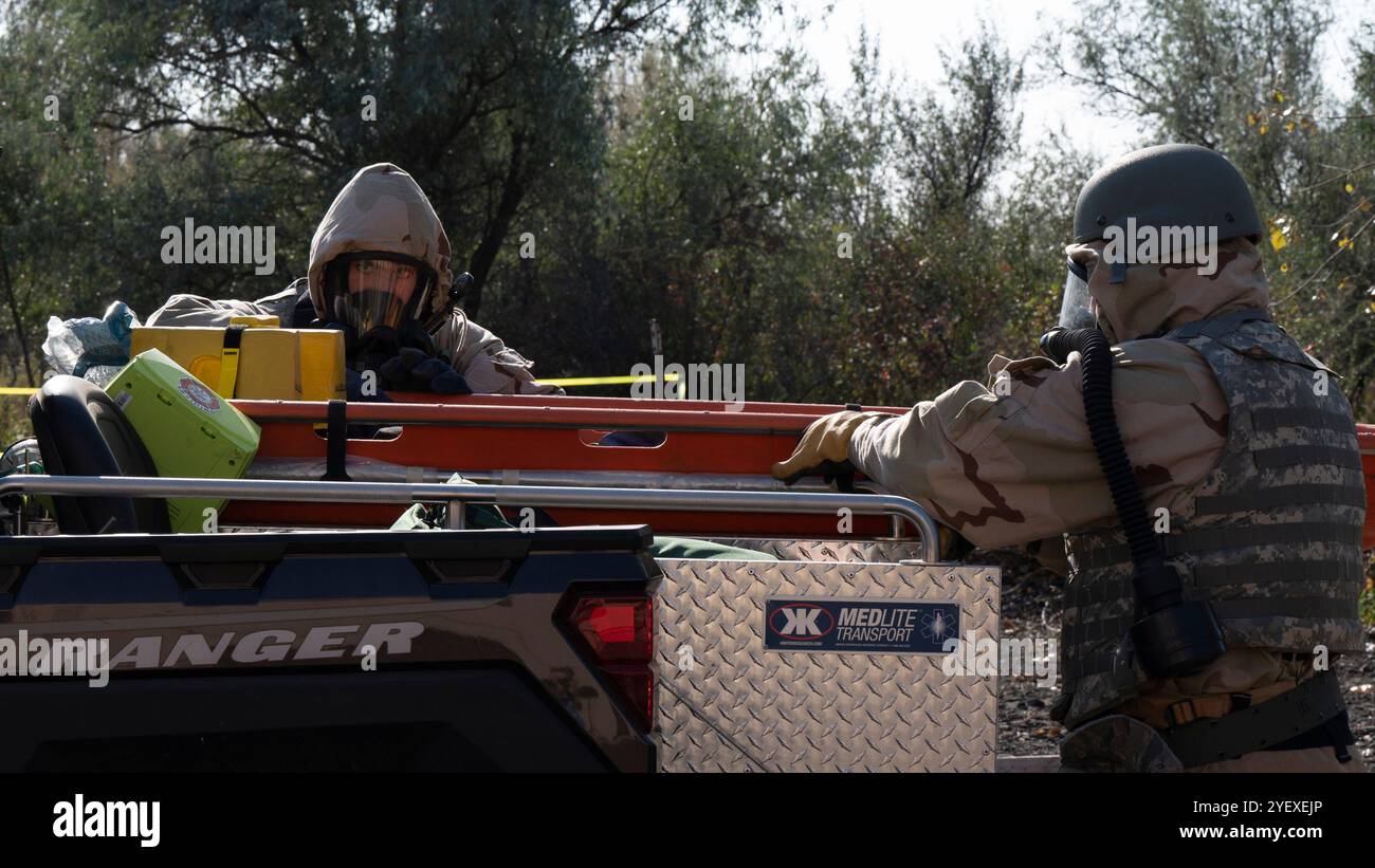 Les aviateurs affectés à la 319e escadre de reconnaissance obtiennent un brancard pour une mission de sauvetage à la base aérienne de Grand Forks, Dakota du Nord, 9 octobre 2024. Les aviateurs pratiquaient la préparation en cas d'incident de gaz dans la simulation de déploiement, exercice de préparation au combat Agile Griffin. (Photo de l'armée de l'air par Airman Emma Funderburk) Banque D'Images