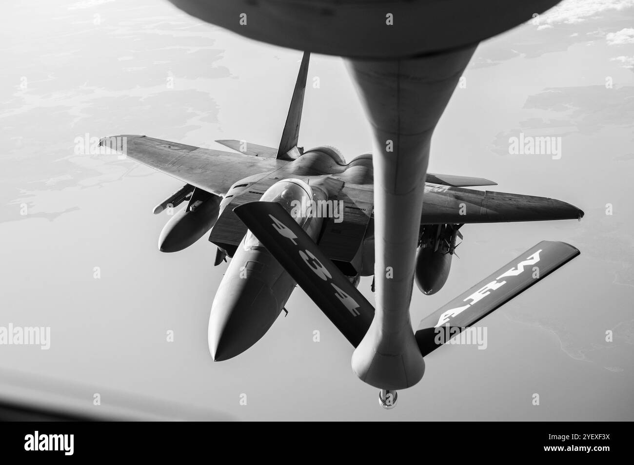 Un KC-135R Stratotanker affecté à la base aérienne de réserve de Grissom, Indiana, se prépare à décharger du carburant sur un F-15 Eagle affecté à la base aérienne de Seymour Johnson, Caroline du Nord, lors d'un vol au-dessus de la côte de Caroline du Nord, octobre 31, 2024. La 4th Fighter Wing, dont la devise pendant la seconde Guerre mondiale était « quatrième mais premier », a une longue histoire de soutien aux opérations de contingence, déployant régulièrement ses aviateurs et ses ressources pour défendre la liberté et la démocratie à travers le monde. (Photo de l'US Air Force par Alexis Morris) Banque D'Images Un KC-135R Stratotanker affecté à la base aérienne de réserve de Grissom, Indiana, se prépare à décharger du carburant sur un F-15 Eagle affecté à la base aérienne de Seymour Johnson, Caroline du Nord, lors d'un vol au-dessus de la côte de Caroline du Nord, octobre 31, 2024. La 4th Fighter Wing, dont la devise pendant la seconde Guerre mondiale était « quatrième mais premier », a une longue histoire de soutien aux opérations de contingence, déployant régulièrement ses aviateurs et ses ressources pour défendre la liberté et la démocratie à travers le monde. (Photo de l'US Air Force par Alexis Morris) Banque D'Images