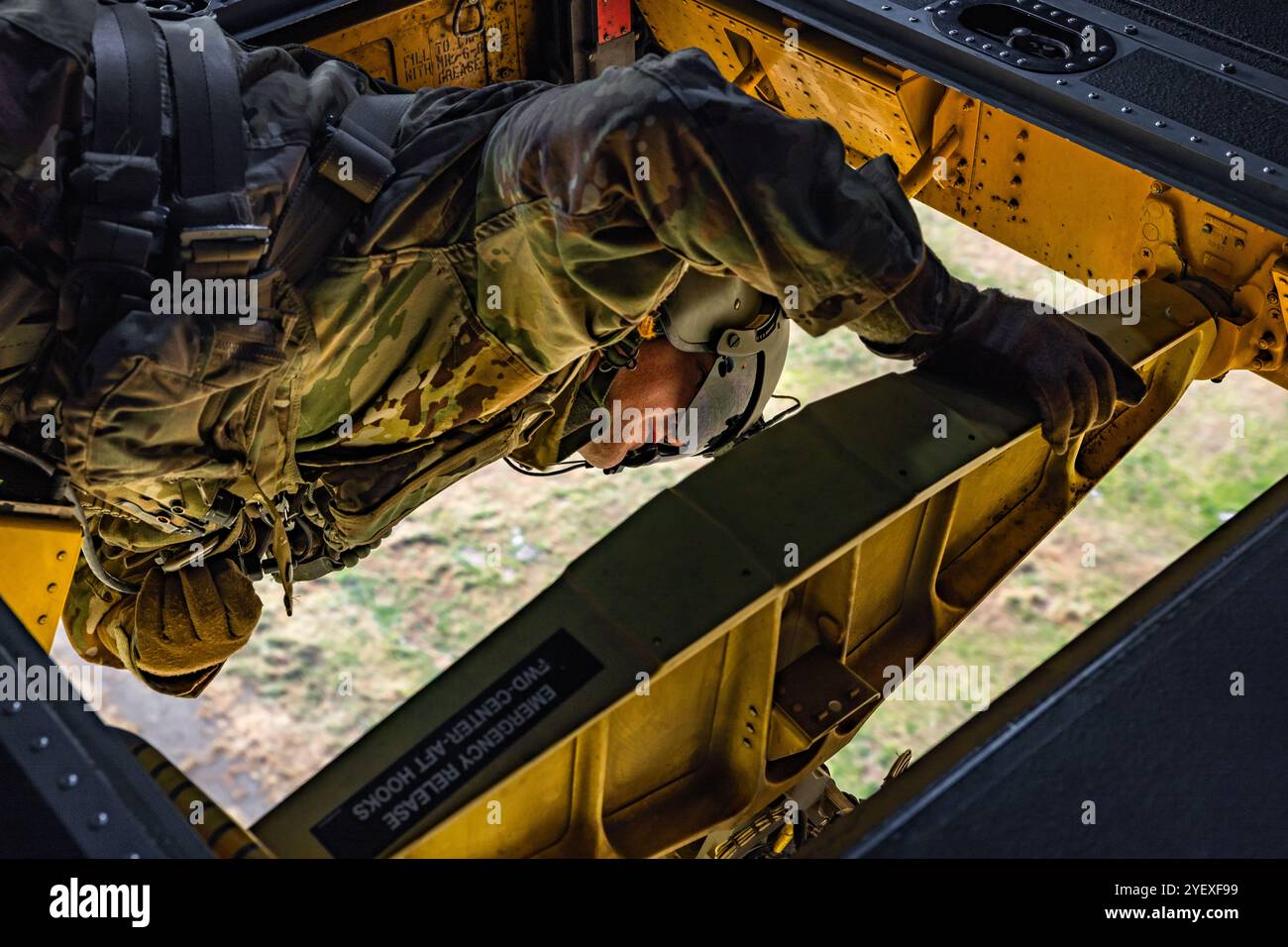 Adam Osip, un réparateur d'hélicoptères CH-47 affecté au 2e Bataillon du 104e Régiment de l'aviation du Connecticut, regarde à travers la trappe du crochet de chargement central d'un hélicoptère de transport CH-47F Chinook alors qu'il se prépare à atterrir dans une zone d'atterrissage d'hélicoptère de fortune à Berlin, Connecticut, Oct. 24, 2024. En tant que chef d'équipage, Osip est responsable de la maintenance et du vol sécuritaire de l'avion. Avec l'aide des autres chefs d'équipage et du copilote, il aide le pilote commandant de bord à décoller et à atterrir. (Photo de l'armée américaine par le sergent Matthew Lucibello) Banque D'Images