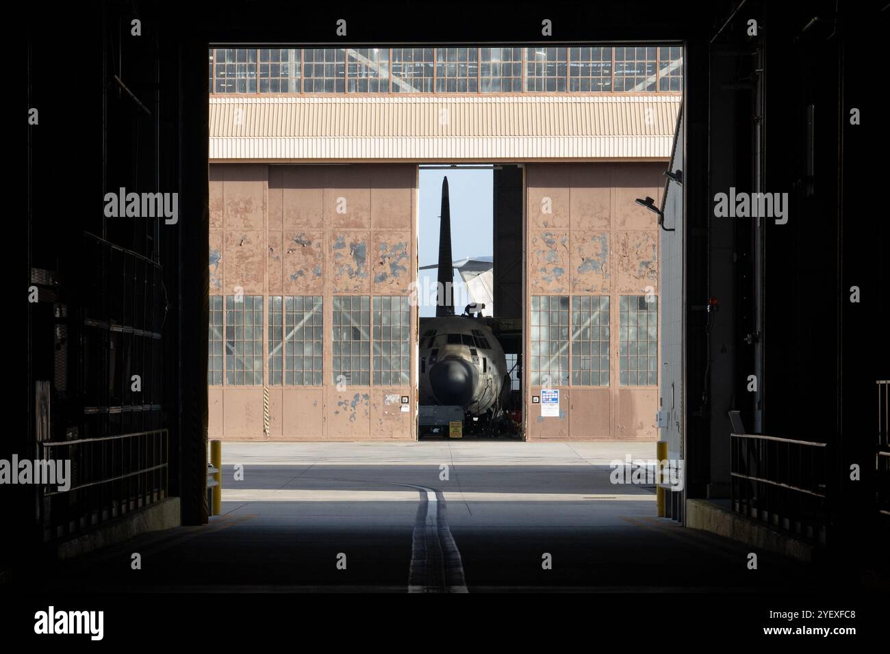 Un avion C-130J Super Hercules se trouve dans un hangar pendant son cycle de maintenance au dépôt au complexe logistique aérien Warner Robins à la base aérienne Robins, en Géorgie, 31 octobre 2024. Le WR-ALC a géré les cycles de maintenance au dépôt pour de nombreux avions, notamment les C-130, C-17, C-5, F-15 et plus encore. (Photo de l'US Air Force par Patrick Sullivan) Banque D'Images