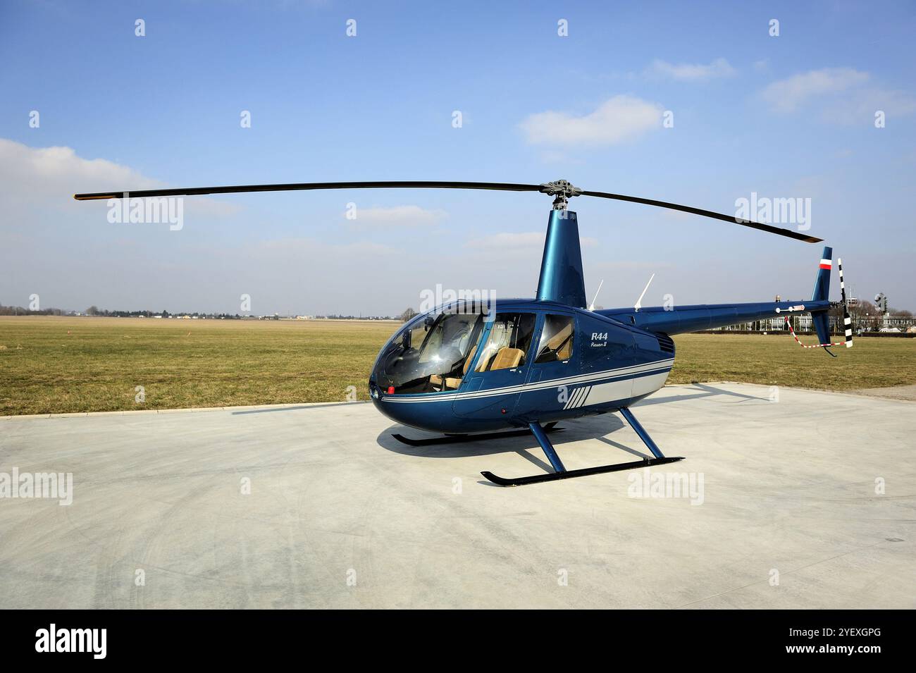 Robinson R44, hélicoptère, transport aérien, rouge, navigation, cockpit, pilote, Robinson Helicopter Company, Robinson Raven R44, Robinson R44 hélicoptère Banque D'Images