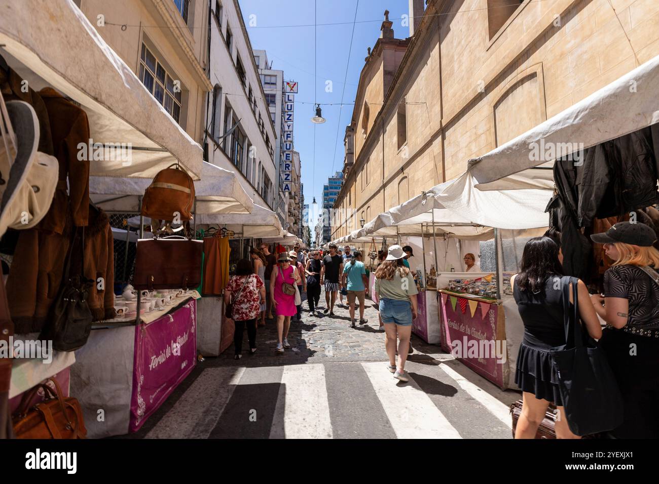 Buenos Aires, Argentine - Jan28, 2924 - Feria de San Telmo, ou la foire a ou marché de San Telmo qui a lieu le dimanche à Buenos Aires, Argentine Banque D'Images