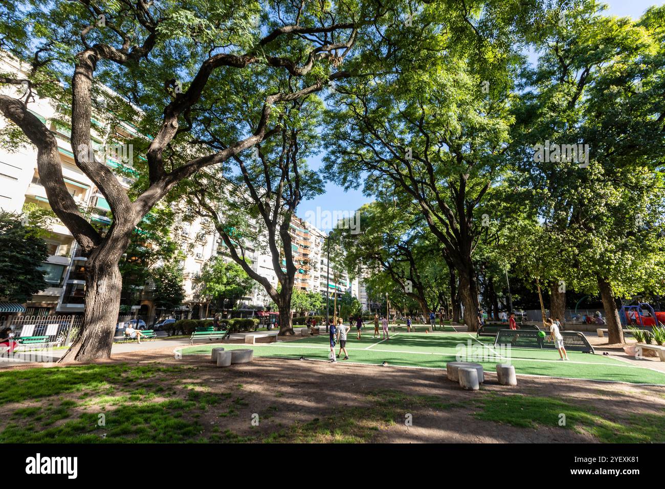 La Recoleta, Buenos Aires, Argentine - 28 janvier 2024 - enfants jouant sur la place Vicente Lopez. Banque D'Images