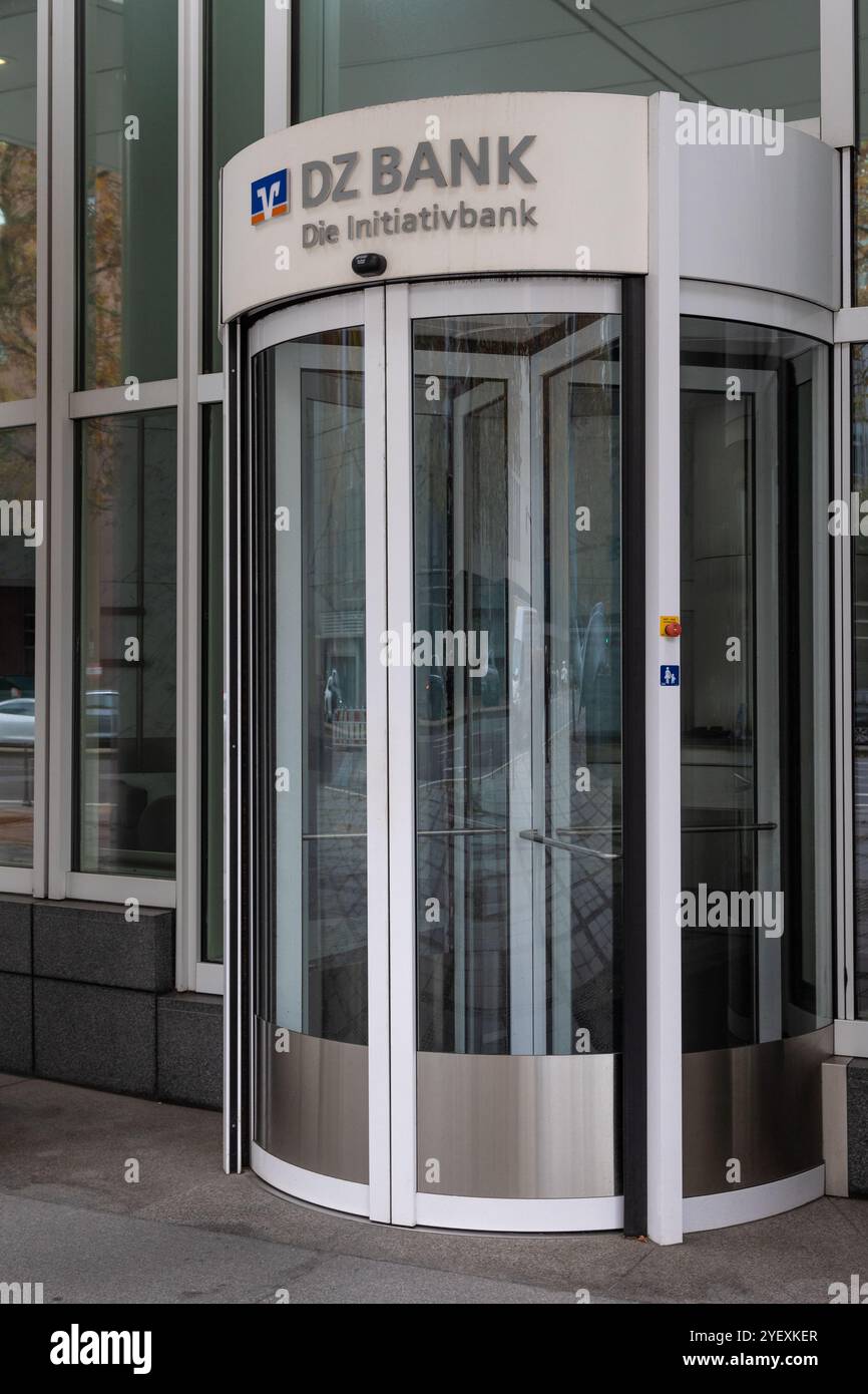 Francfort Allemagne - 26 octobre 2024 : la porte tournante moderne de DZ Bank présente des panneaux transparents et des cadres métalliques, invitant les visiteurs à entrer dans le Banque D'Images