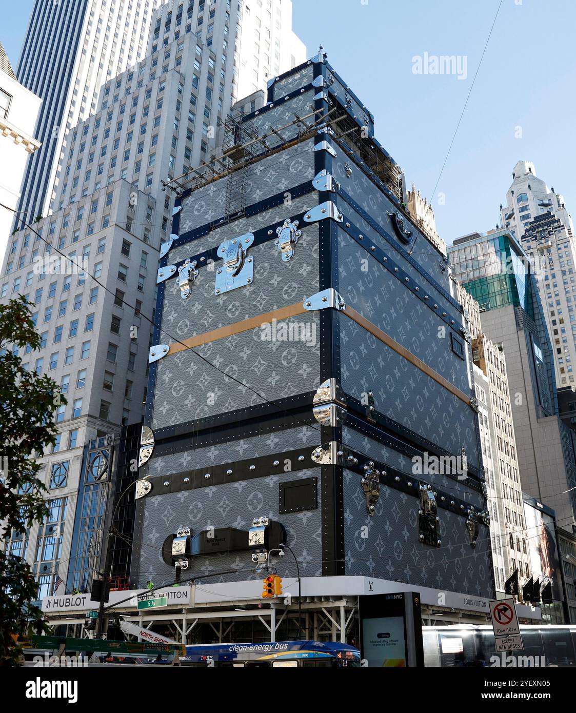 New York, États-Unis. 01 novembre 2024. Les ouvriers ont mis la touche finale à habiller et décorer le magasin phare Louis Vuitton New-yorkais comme des malles de luxe le vendredi 1er novembre 2024 à New York. Le navire amiral du Louis Vuitton au 1 East 57th Street et Fifth Avenue est remplacé par un bâtiment qui doublera presque sa taille le long de Billionaire's Row. Photo de John Angelillo/UPI crédit : UPI/Alamy Live News Banque D'Images