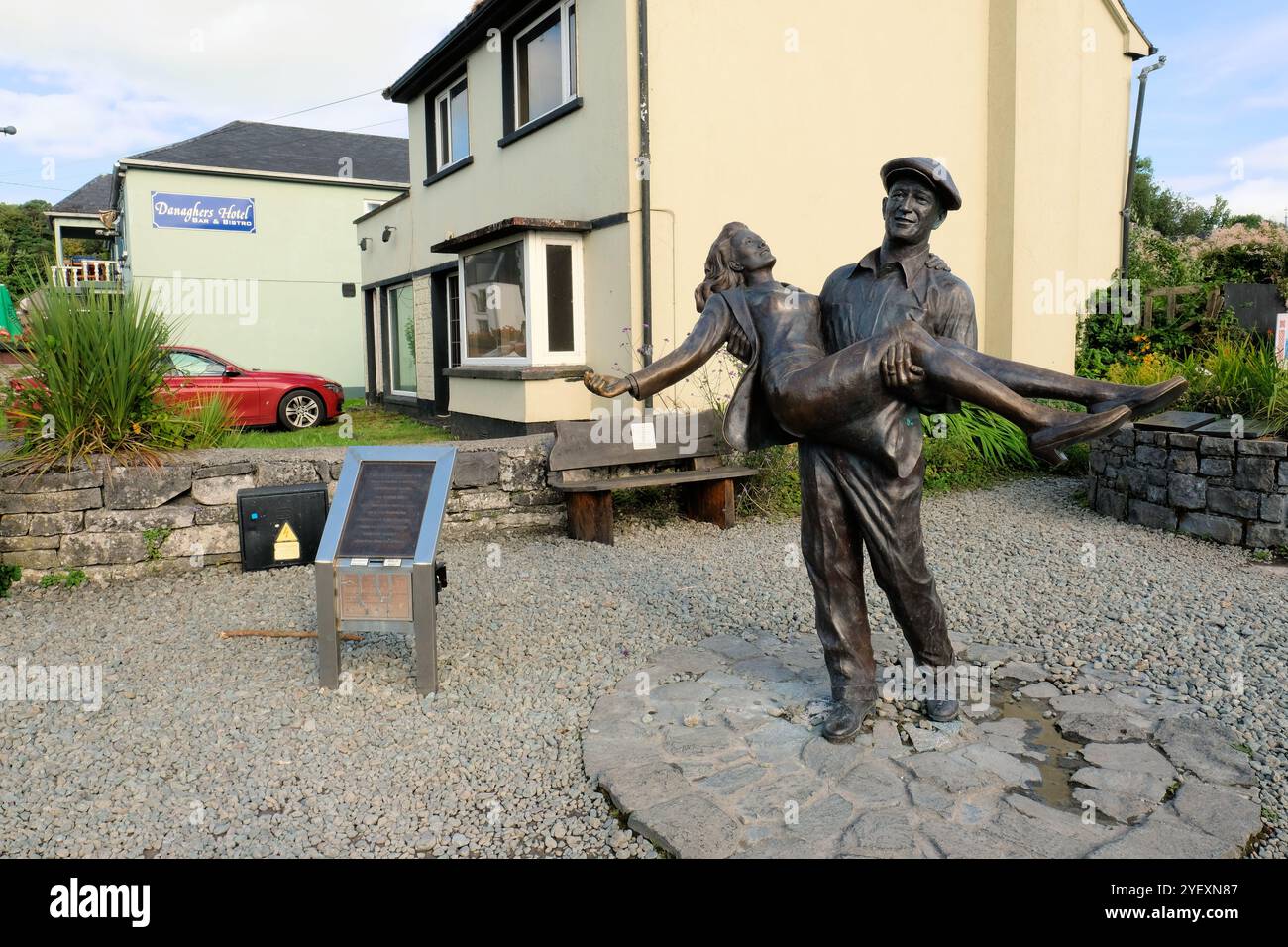 2013 statue en bronze de John Wayne et Maureen O'Hara par le sculpteur Mark, tirée du film Quiet Man tourné sur place en 1951 ; Cong, Co. Mayo, Irlande. Banque D'Images