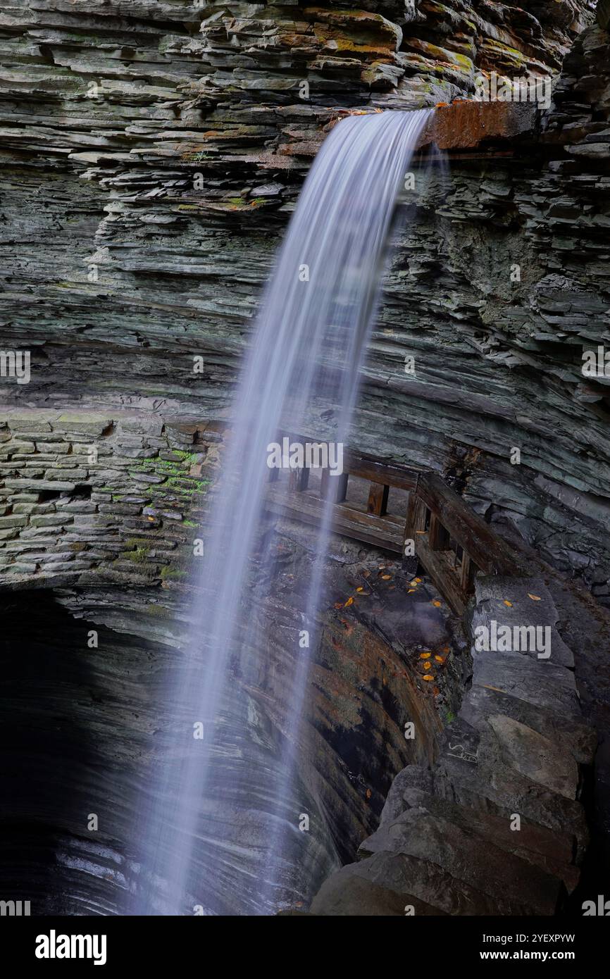 Parc d'État de Watkins Glen avec un sentier derrière Cavern Cascade Banque D'Images