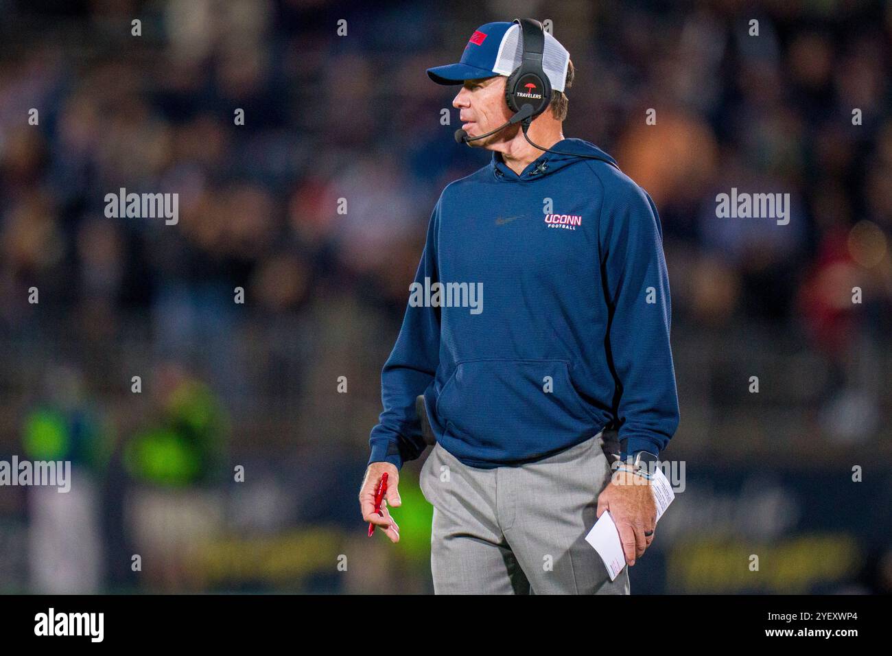 East Hartford, CT, États-Unis. 1er novembre 2024. Jim Mora, entraîneur-chef des Huskies du Connecticut, regarde pendant un match de football de la NCAA contre les Georgia State Panthers au Pratt & Whitney Stadium à East Hartford, Connecticut. Rusty Jones/Cal Sport Media/Alamy Live News Banque D'Images