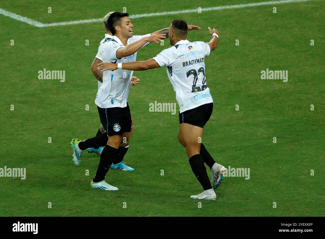 Rio de Janeiro, Brésil. 01 novembre 2024. Martin Braithwaite de Gremio, célèbre après avoir marqué le premier but de son équipe avec Alexander Aravena lors du match entre Fluminense et Gremio, pour la Serie A 2024 brésilienne, au stade Maracana, à Rio de Janeiro le 1er novembre. Photo : Nadine Freitas/DiaEsportivo/Alamy Live News crédit : DiaEsportivo/Alamy Live News Banque D'Images