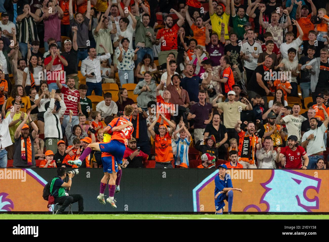 Thomas Waddingham célèbre le but avec ses supporters lors de la troisième manche du match de A-League Mens entre Brisbane Roar et Sydney FC au Suncorp Stadium, le 1er novembre 2024, à Brisbane, en Australie. Banque D'Images