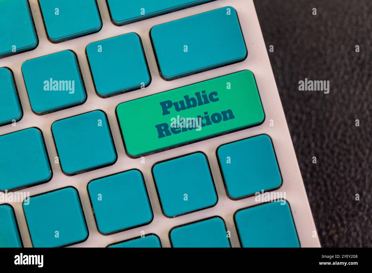 Touche 'relations publiques' Teal sur un clavier. Concept de relations publiques, communication, médias, marketing et présence en ligne. Banque D'Images