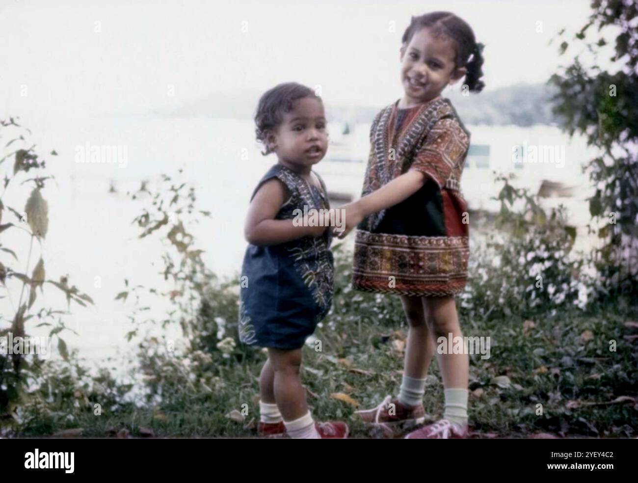 1968 c., États-Unis : L'homme politique et avocat américain KAMALA HARRIS ( né le 20 octobre 1964 ) quand il était un enfant de 4 ans avec sœur MAYA HARRIS ( née le 30 janvier 1967 ) . Du 20 janvier 2021, le vice-président des États-Unis du président démocrate des États-Unis Joe BIDEN . Elle est la première femme vice-présidente des États-Unis, la plus haute fonctionnaire féminine de l'histoire des États-Unis, et la première afro-américaine et la première vice-présidente asiatique américaine. Photographe inconnu . - Vice Presidente alla presidenza Presidente STATI UNITI AMERICA - POLITICO - DONNA POLITICA - POLITIC - personali Banque D'Images