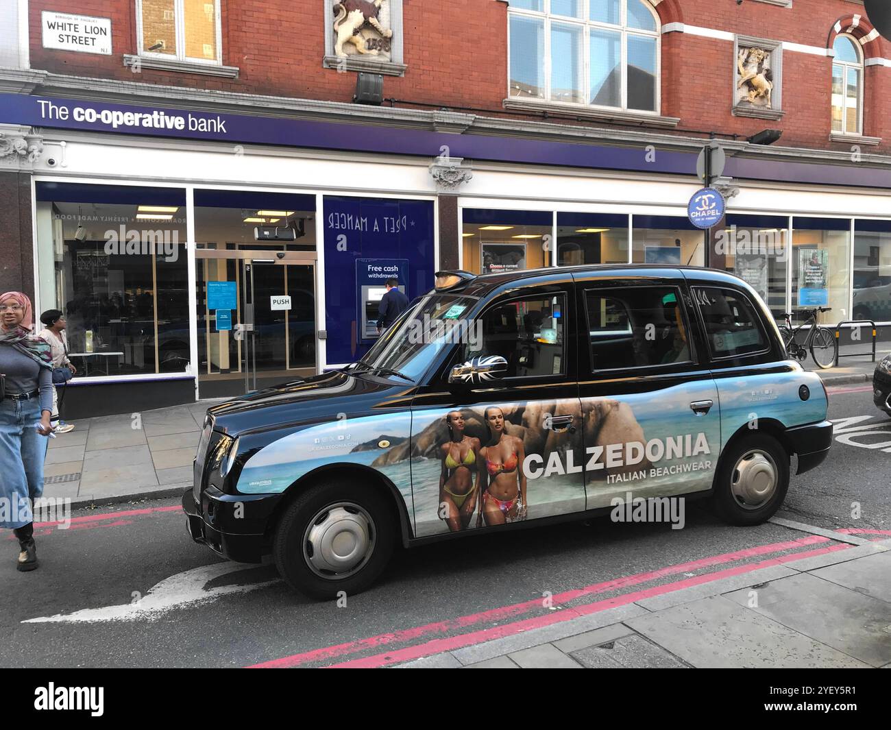 Taxi noir avec annonce Calzedonia sur le côté de White lion Street, Angel Islington London Banque D'Images