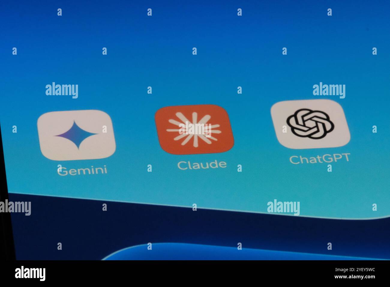 Icône de l'application Claude, Gemini et ChatGPT ai sur l'écran du téléphone Banque D'Images
