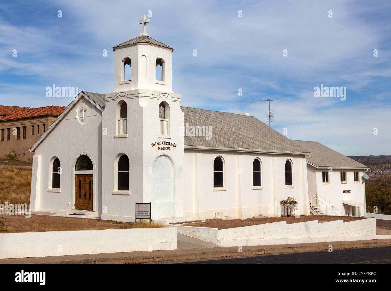 Mission historique de Sainte Cecilia, célèbre Vintage Espagnol Catholique Church extérieur à Clarkdale, Arizona Sud-Ouest des États-Unis Banque D'Images