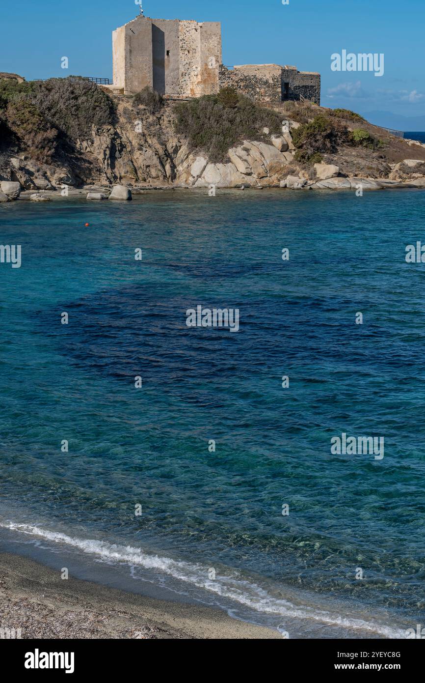 La plage de la forteresse avec la Fortezza Vecchia en arrière-plan, Villasimius, Sardaigne, Italie Banque D'Images