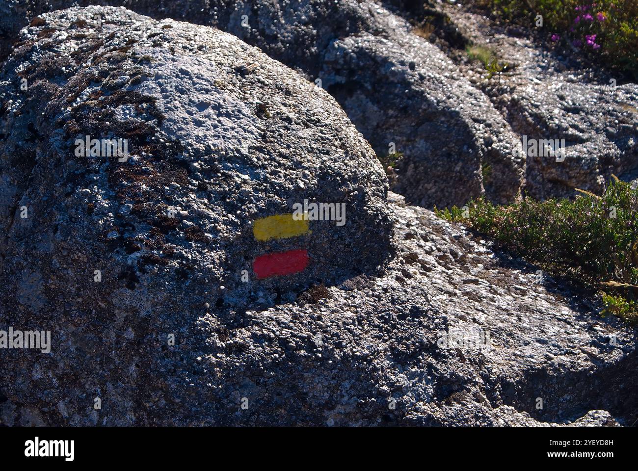 Roche avec marquage de piste. Marque utilisée pour indiquer aux randonneurs le chemin à suivre dans un itinéraire de sentier. Banque D'Images