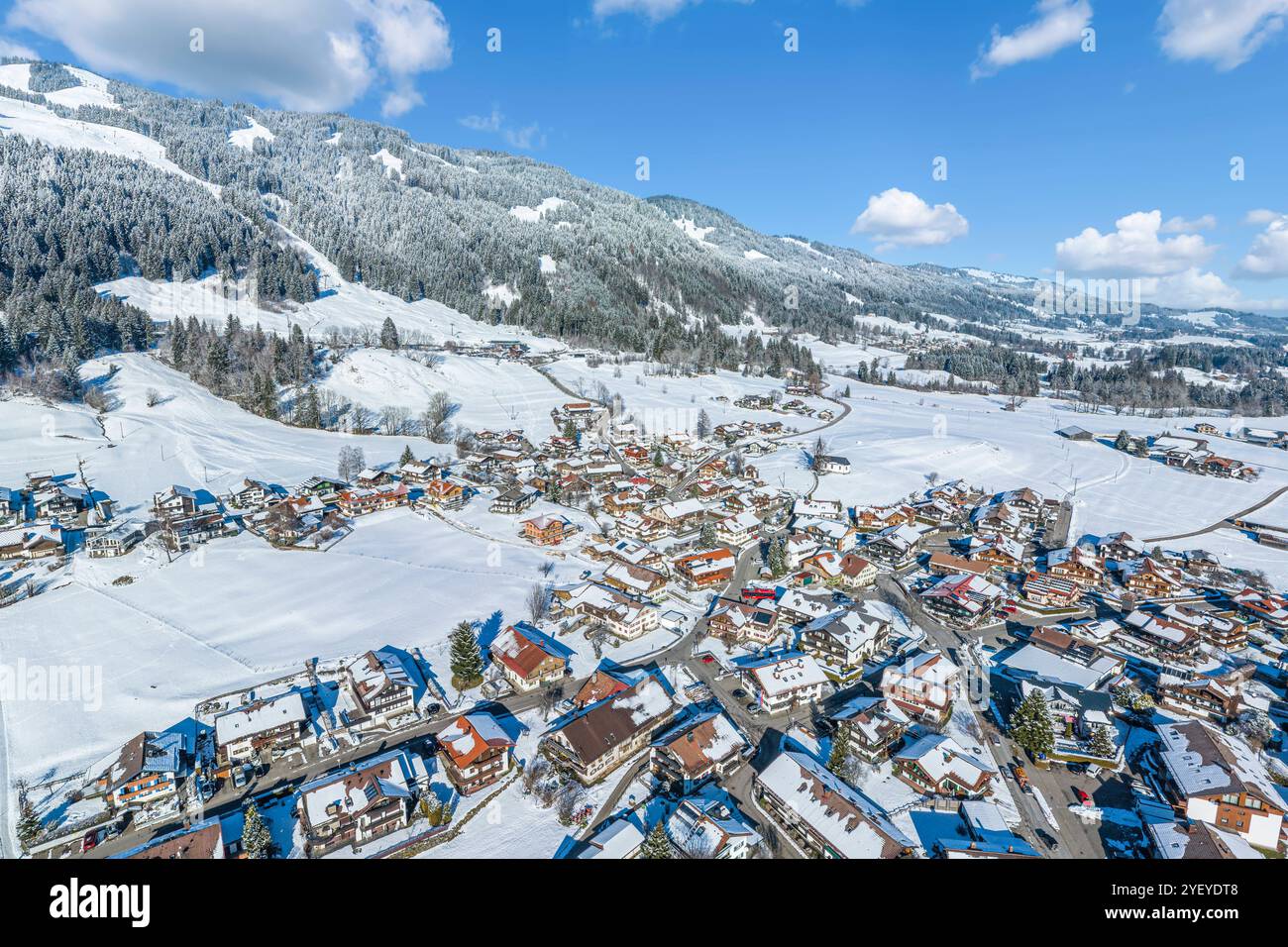 Ski und Rodel gut in den Allgäuer Alpen rund um die Hörnerdörfer Ausblick auf das winterlich verschneite Oberallgäu rund um bols Bolsterlang Bayern de Banque D'Images