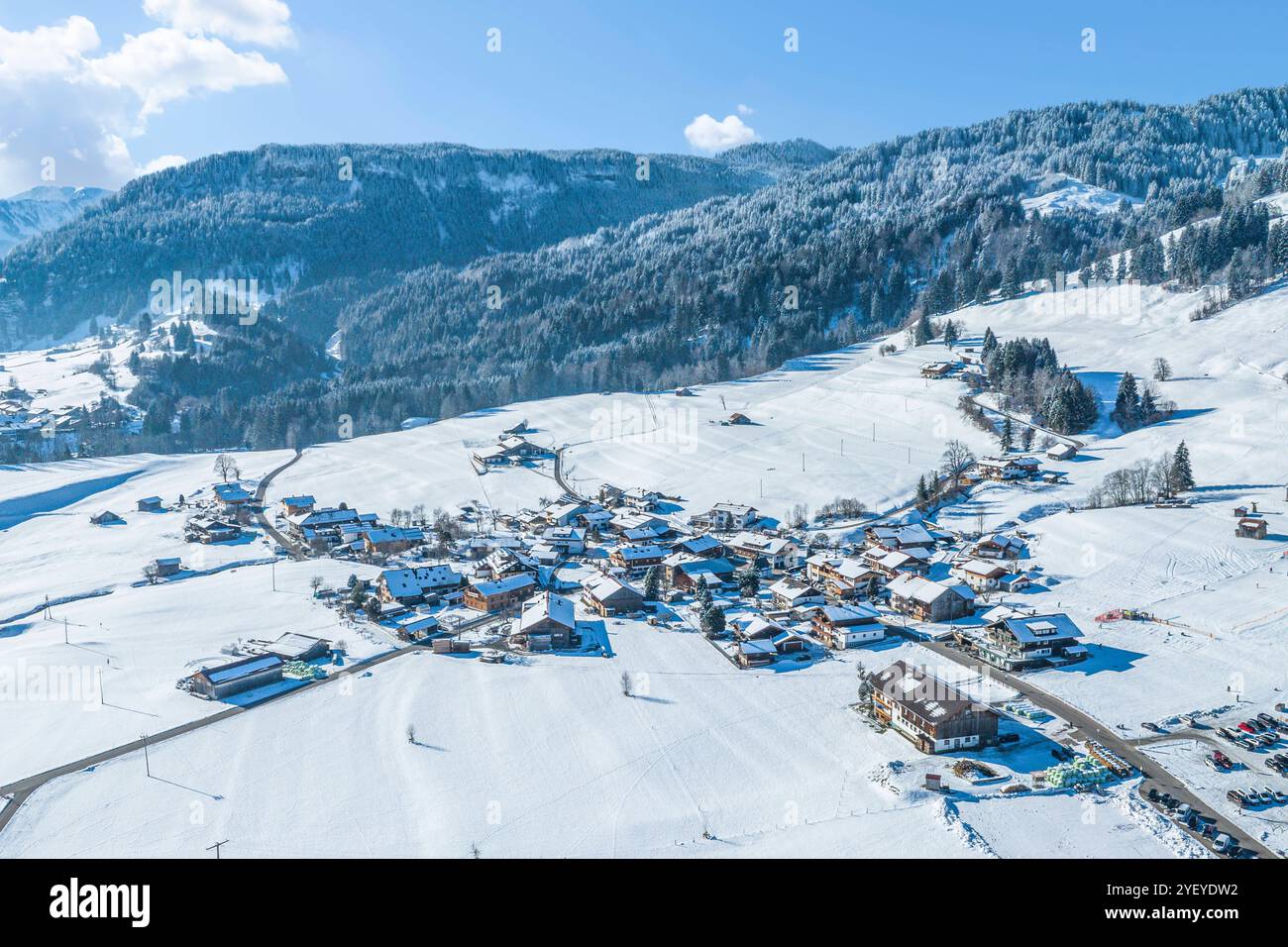 Ski und Rodel gut in den Allgäuer Alpen rund um die Hörnerdörfer Ausblick auf das winterlich verschneite Oberallgäu rund um bols Bolsterlang Bayern de Banque D'Images