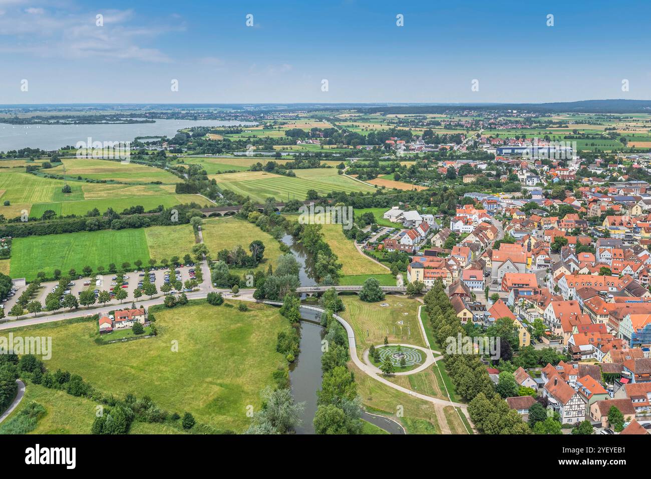 Ausblick auf Gunzenhausen, zentrale Stadt im Fränkischen Seenland, im Sommer Sommer an der Altmühl BEI Gunzenhausen im Fränkischen Seenland Gunzenhaus Banque D'Images