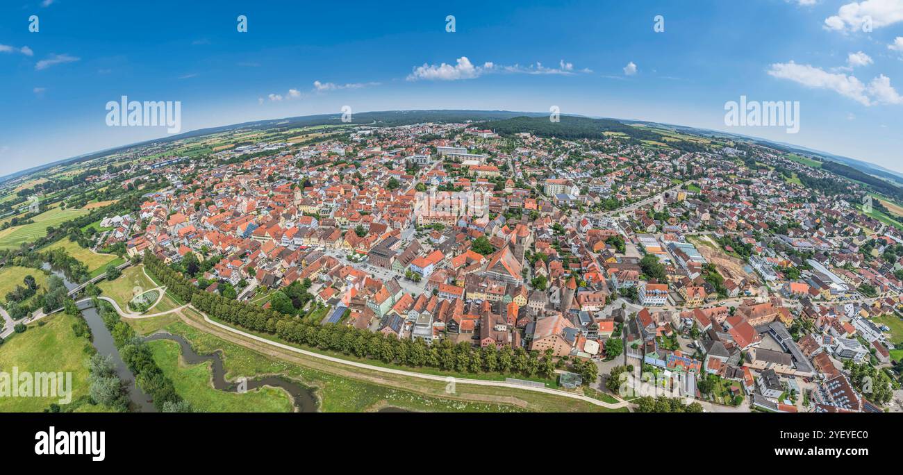 Ausblick auf Gunzenhausen, zentrale Stadt im Fränkischen Seenland, im Sommer Sommer an der Altmühl BEI Gunzenhausen im Fränkischen Seenland Gunzenhaus Banque D'Images