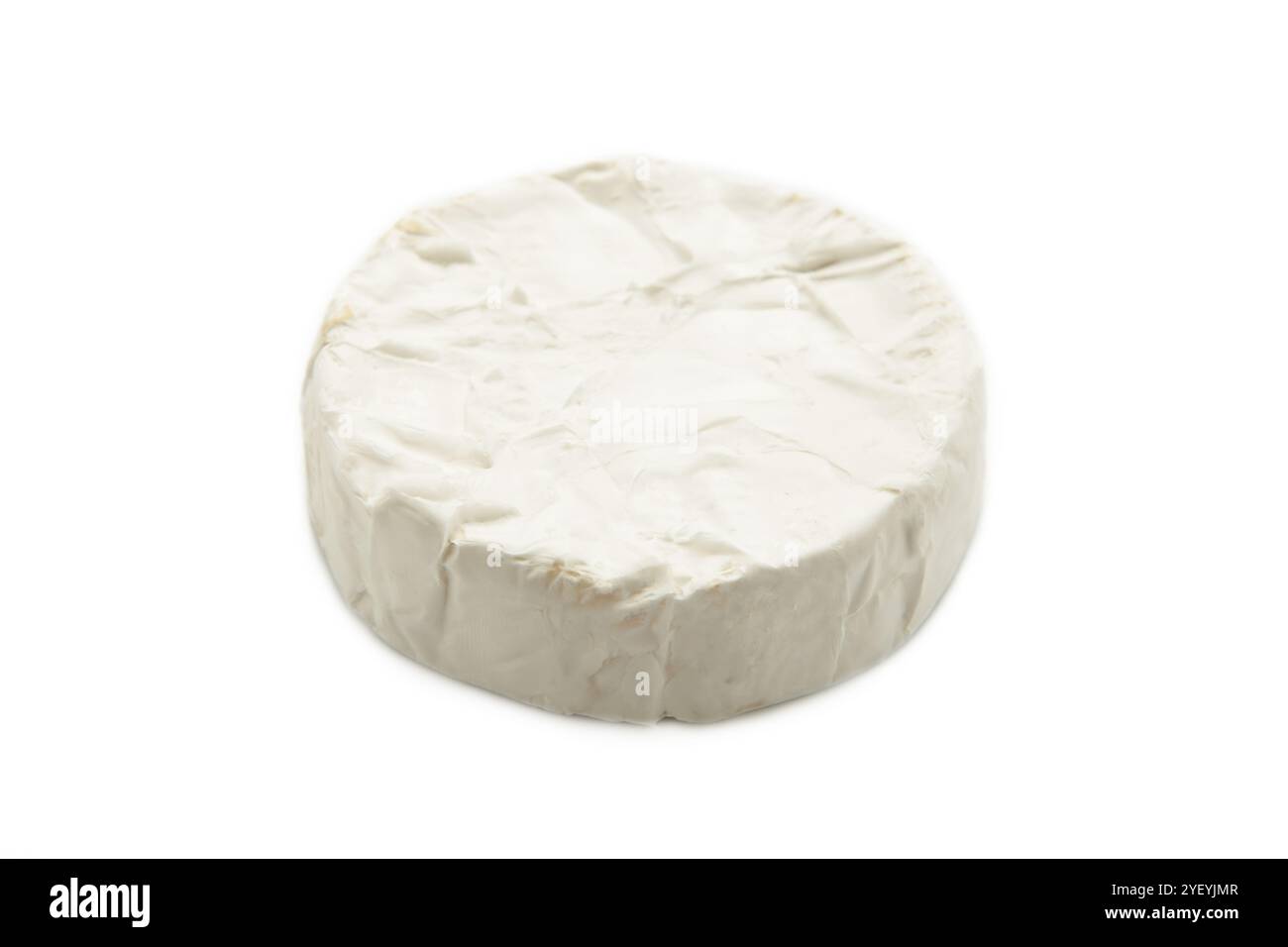 Fromage Camembert isolé sur fond blanc. Plat, vue du dessus Banque D'Images