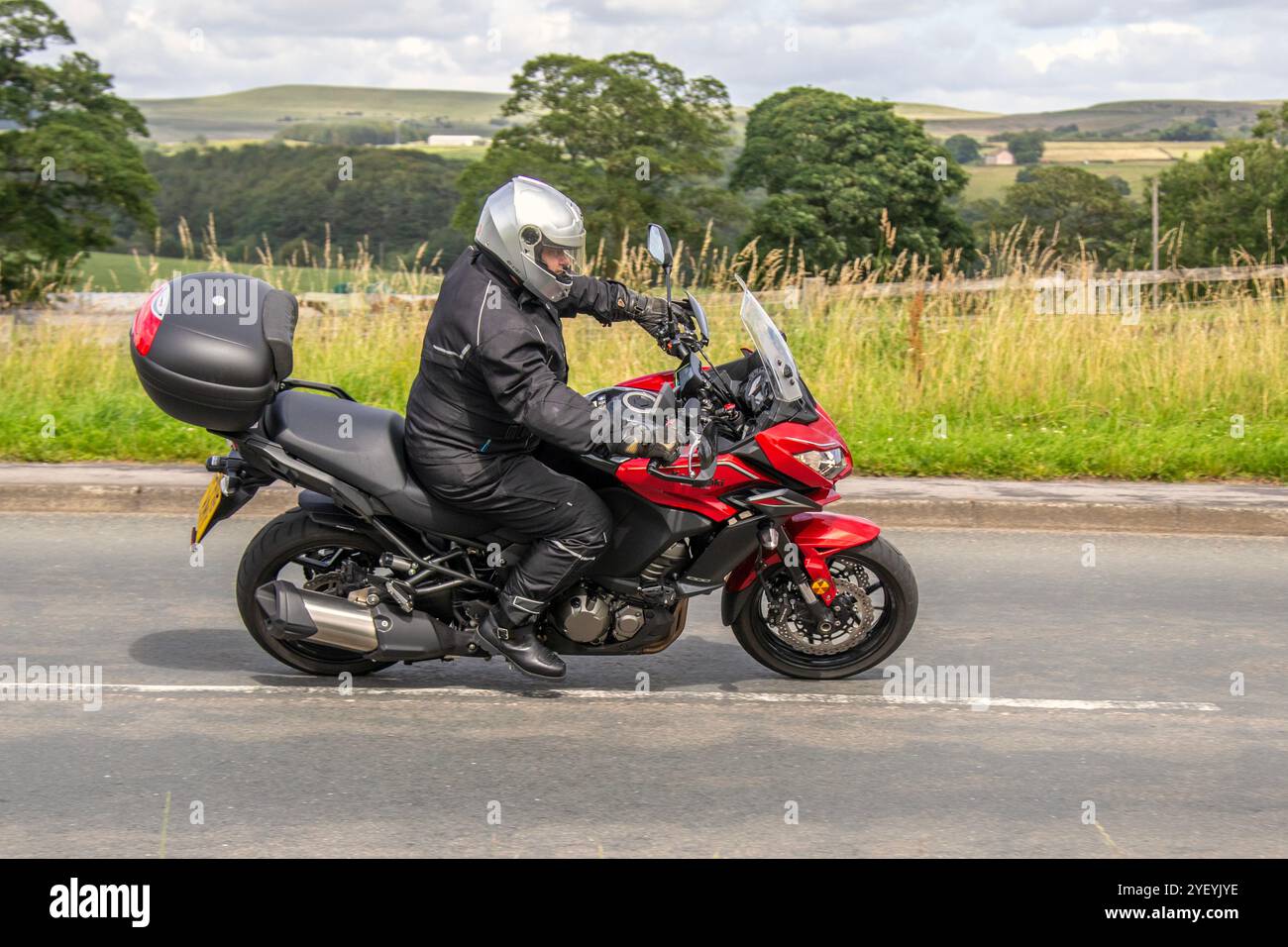 Red Kawasaki Versys voyageant à Bolton, Royaume-Uni Banque D'Images