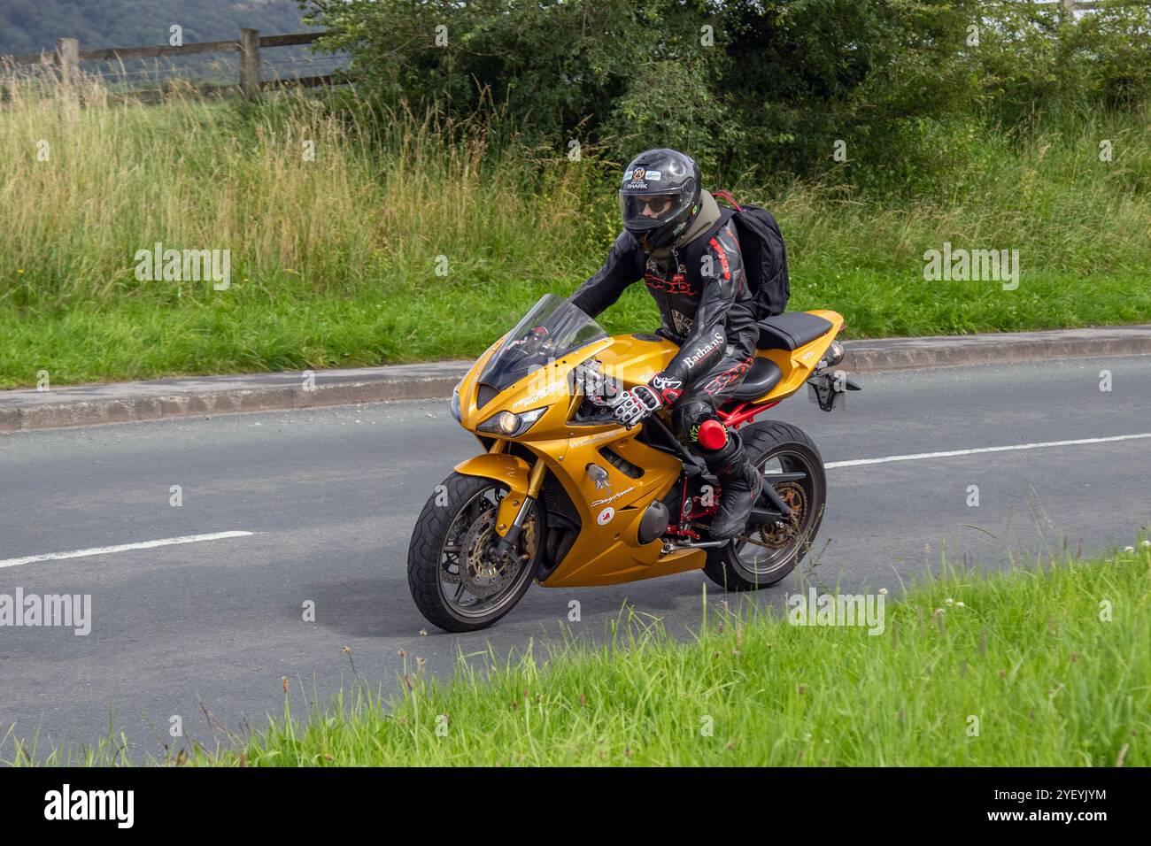 2008 orange Triumph Daytona 675cc voyageant à Bolton, Royaume-Uni Banque D'Images
