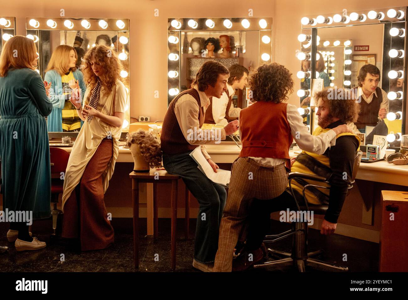 RACHEL SENNOTT, GABRIEL LABELLE, EMILY FAIRN, KIM MATULA ET MATT WOOD DANS SATURDAY NIGHT (2024), RÉALISÉ PAR JASON REITMAN. Crédit : SONY PICTURES / album Banque D'Images