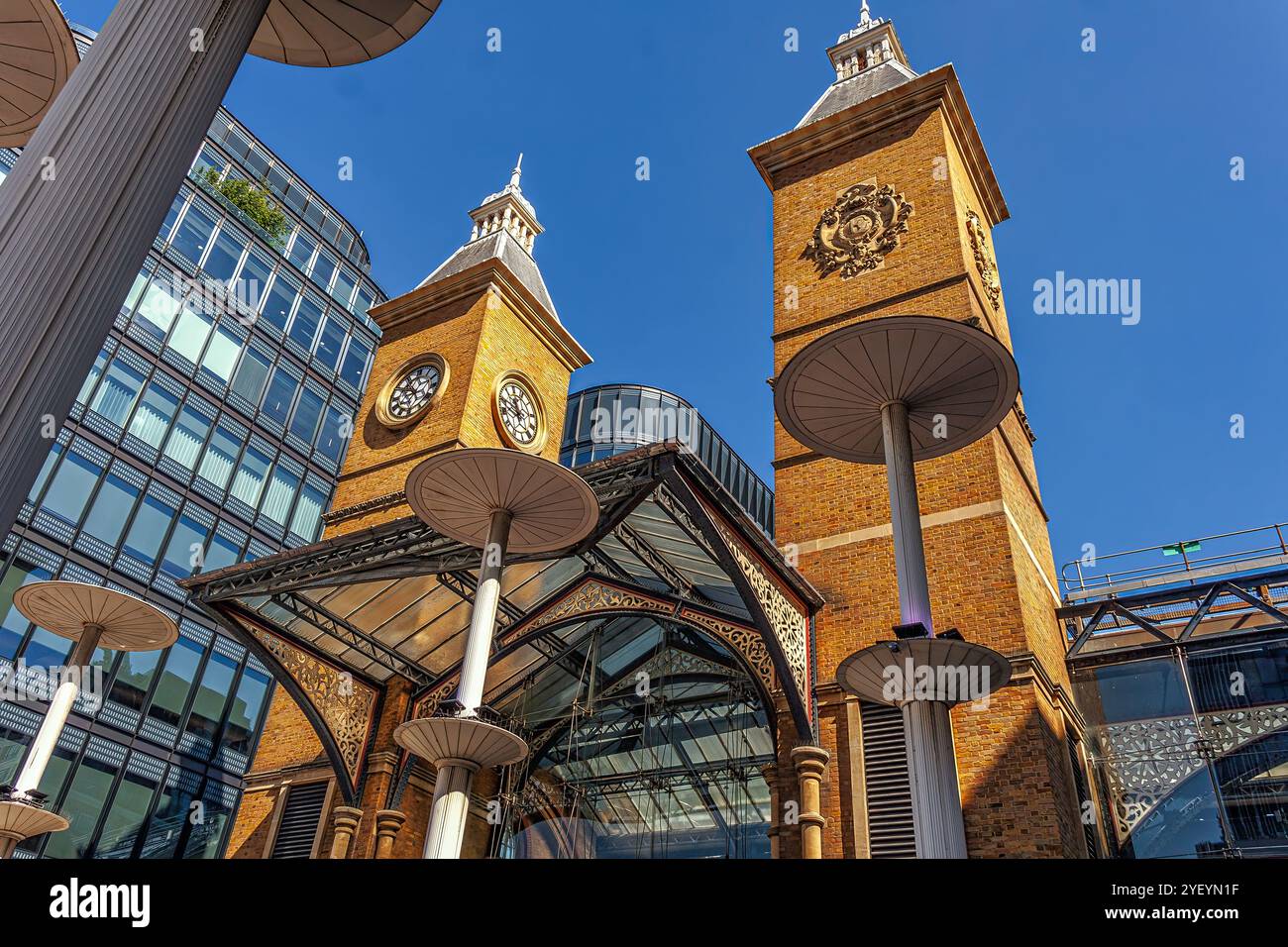 L'entrée de la gare de Liverpool Street avec ses plafonds en fer et en verre dans la City de Londres. Londres, Angleterre, Europe Banque D'Images