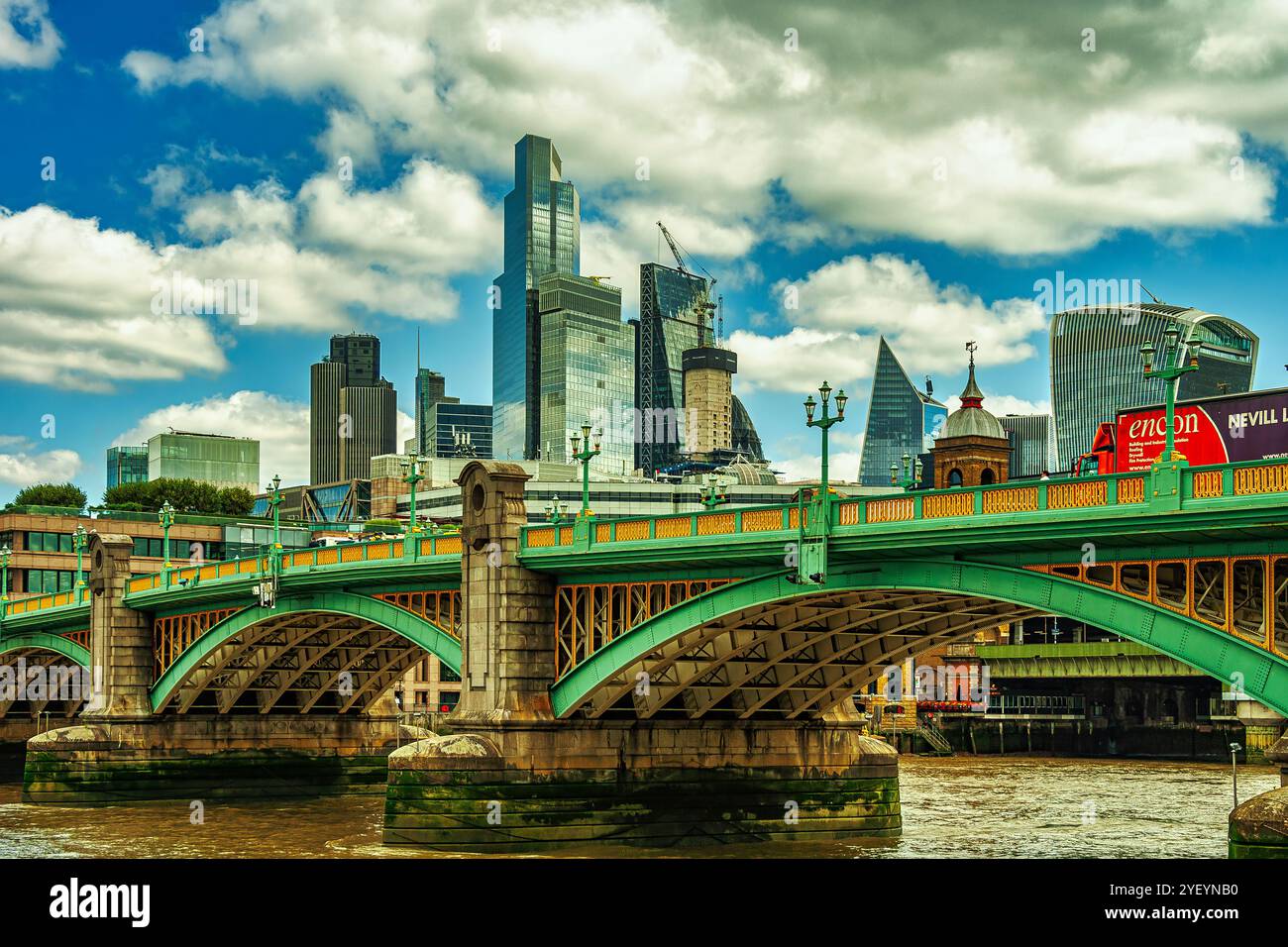 Southwark Bridge traverse la Tamise, avec la City de Londres et les gratte-ciels de verre du quartier financier en arrière-plan. Londres Banque D'Images Southwark Bridge traverse la Tamise, avec la City de Londres et les gratte-ciels de verre du quartier financier en arrière-plan. Londres Banque D'Images