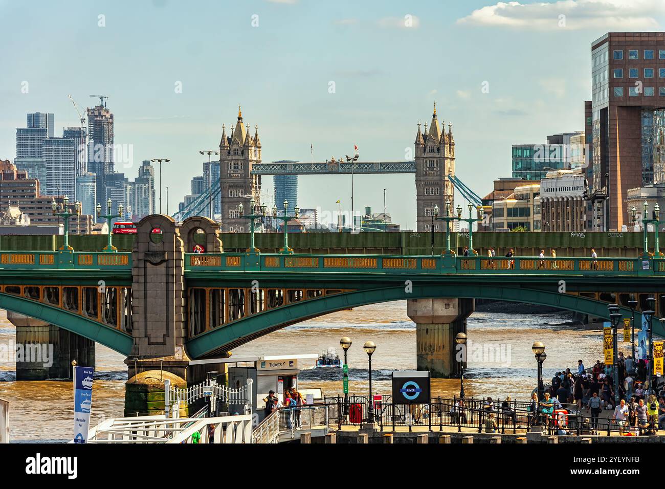 Vue des ponts sur la Tamise. Southwark Bridge et Tower Bridge depuis le Millennium Bridge, South Bank. Londres, Angleterre, Europe Banque D'Images