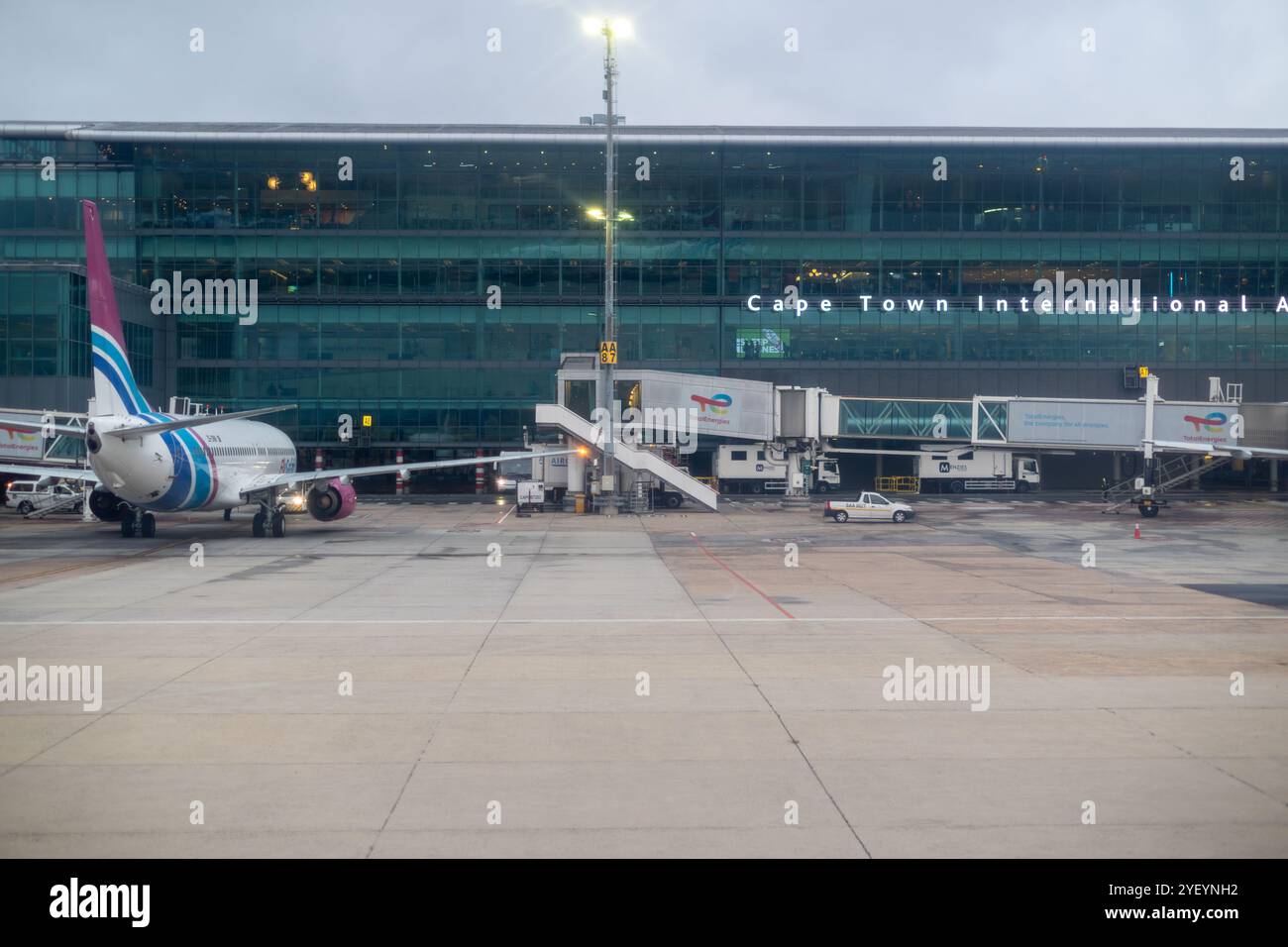 Avion vu stationné sur le tarmac de l'aéroport international du cap Banque D'Images