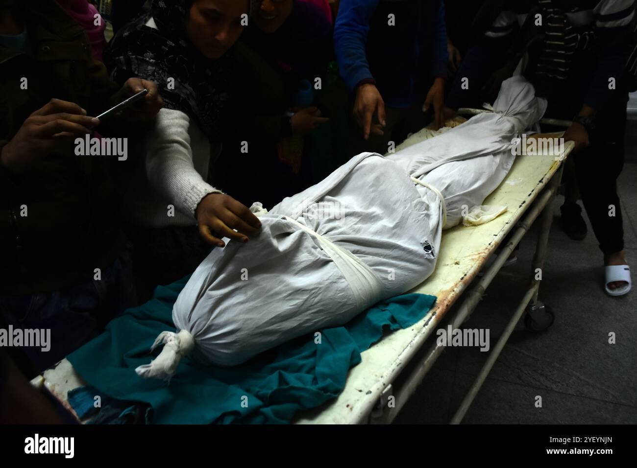 Un jeune blessé est emmené dans un hôpital local de Srinagar tandis que les corps de jeunes hommes sont emmenés à la morgue de l'hôpital, à la suite d'une explosion dans le district de Kulgam du Cachemire administré par l'Inde le dimanche 21 octobre 2018. Jusqu'à présent, 7 civils ont perdu la vie après qu'une explosion a éclaté sur le site où 3 rebelles ont été tués dimanche dans une fusillade avec les forces indiennes dans le district de Kulgam, au sud du Cachemire. Selon des sources policières, les forces de sécurité indiennes ont lancé une opération de bouclage et de perquisition dans la région de Laroo, dans le district de Kulgam, après avoir reçu des informations sur le p Banque D'Images