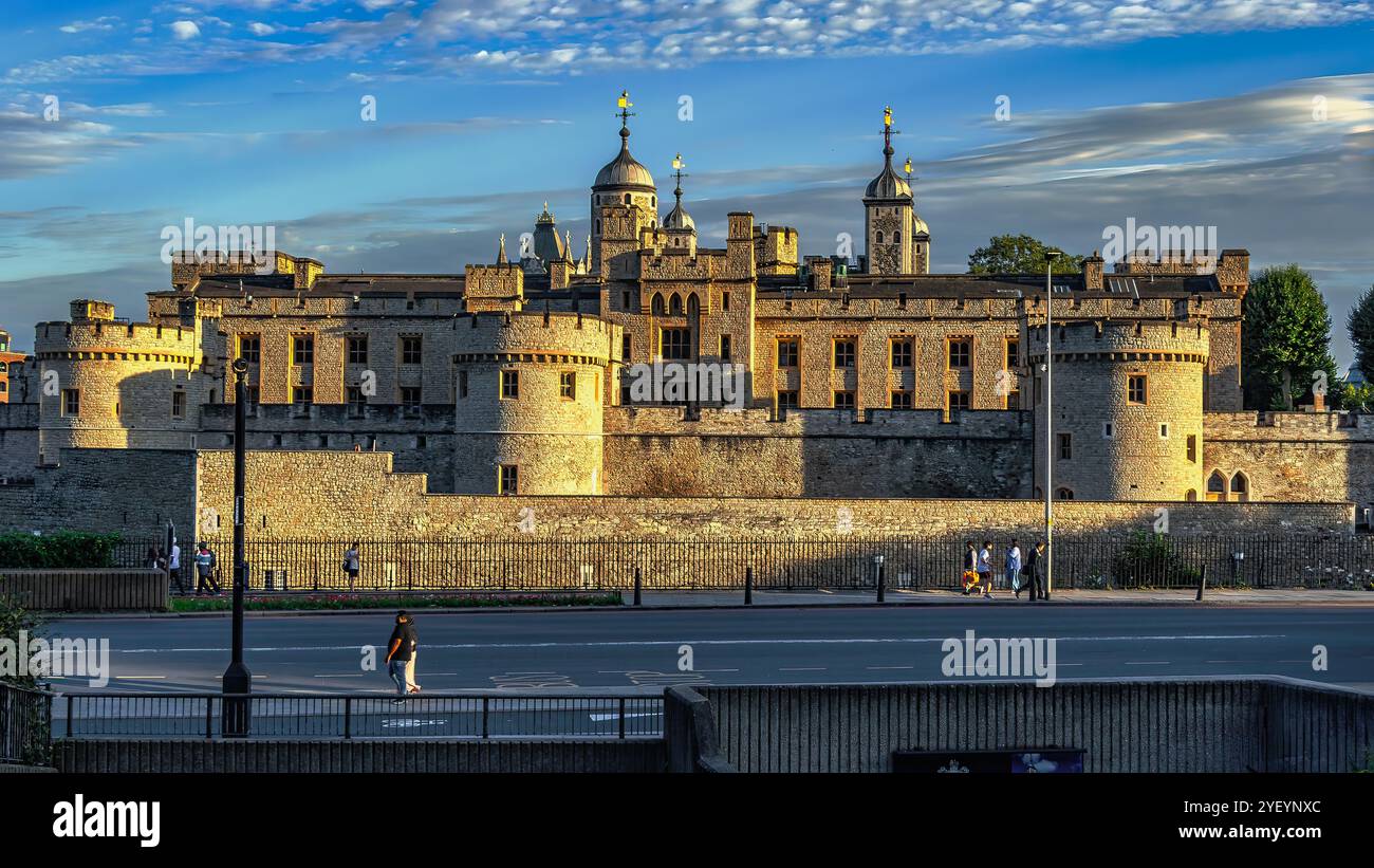La Tour de Londres bâtiments, aujourd'hui le château est une attraction touristique populaire et abrite plusieurs musées et les joyaux de la Couronne. Londres, Angleterre Banque D'Images