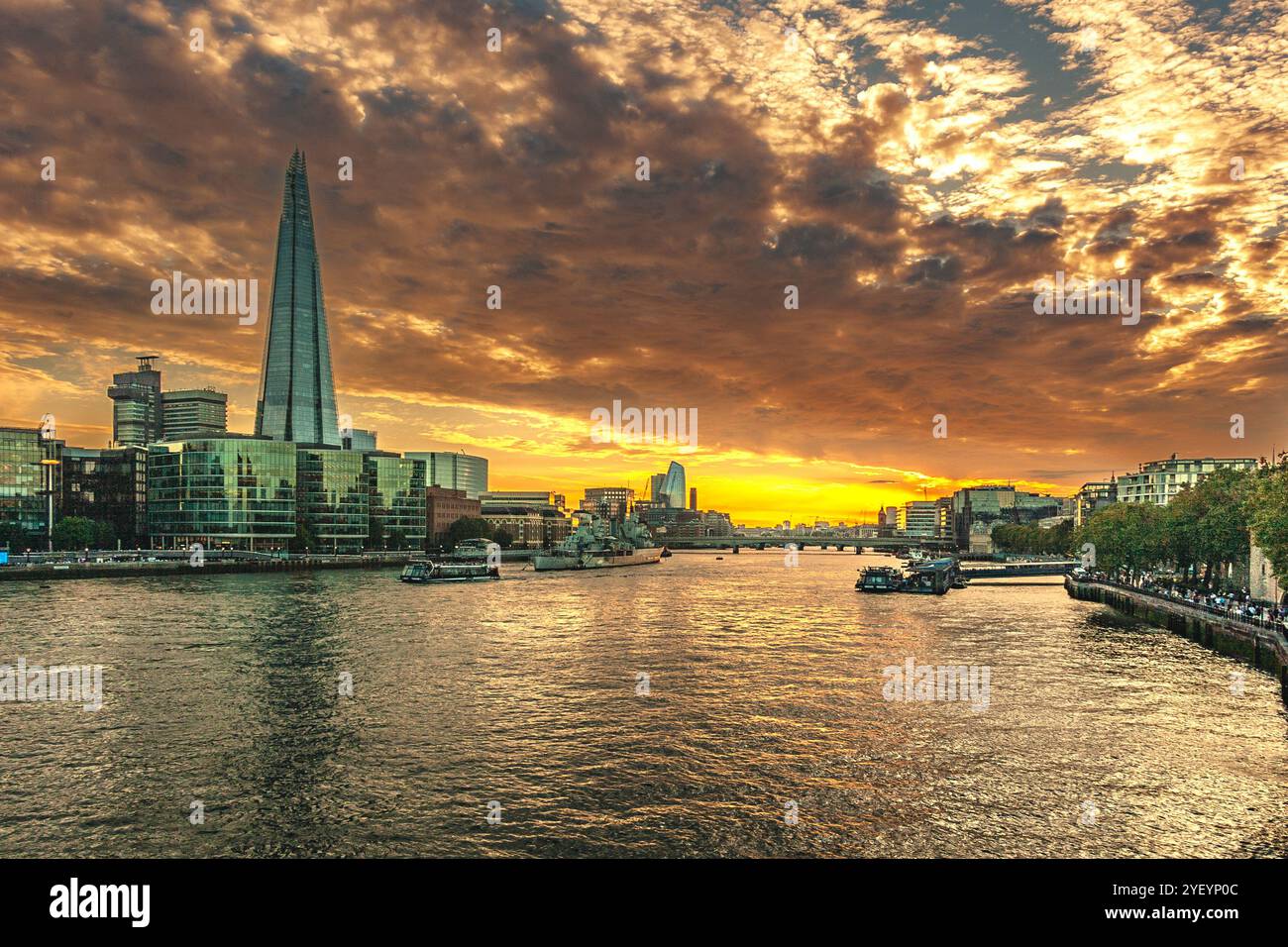 La Tamise de Tower Bridge avec la ligne d'horizon du gratte-ciel appelé The Shard dans le quartier Southwark. Londres, Angleterre, Europe Banque D'Images